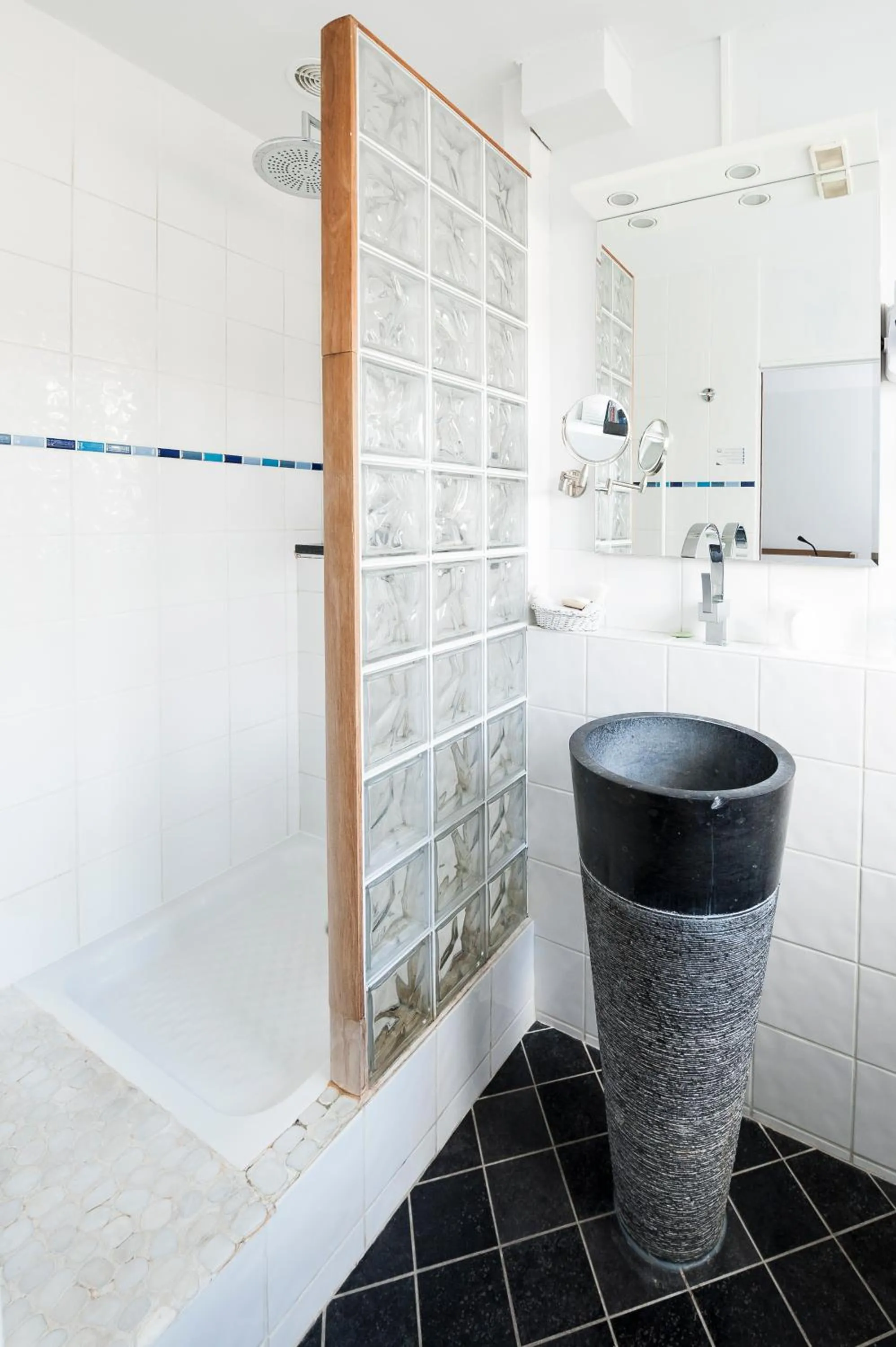 Bathroom in The Originals Boutique, Hôtel Auberge du Forgeron, Lille Sud