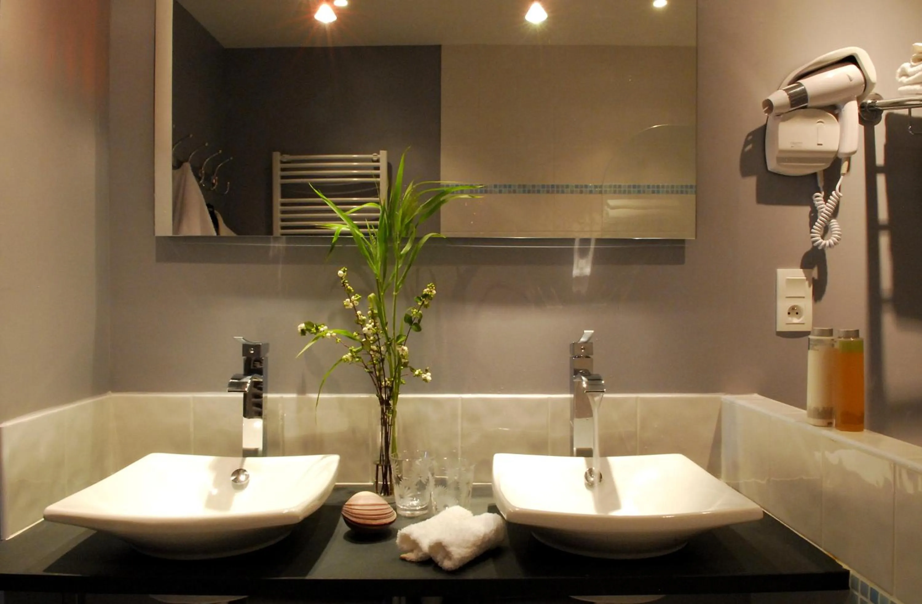Bathroom in The Originals Boutique, Hôtel Auberge du Forgeron, Lille Sud