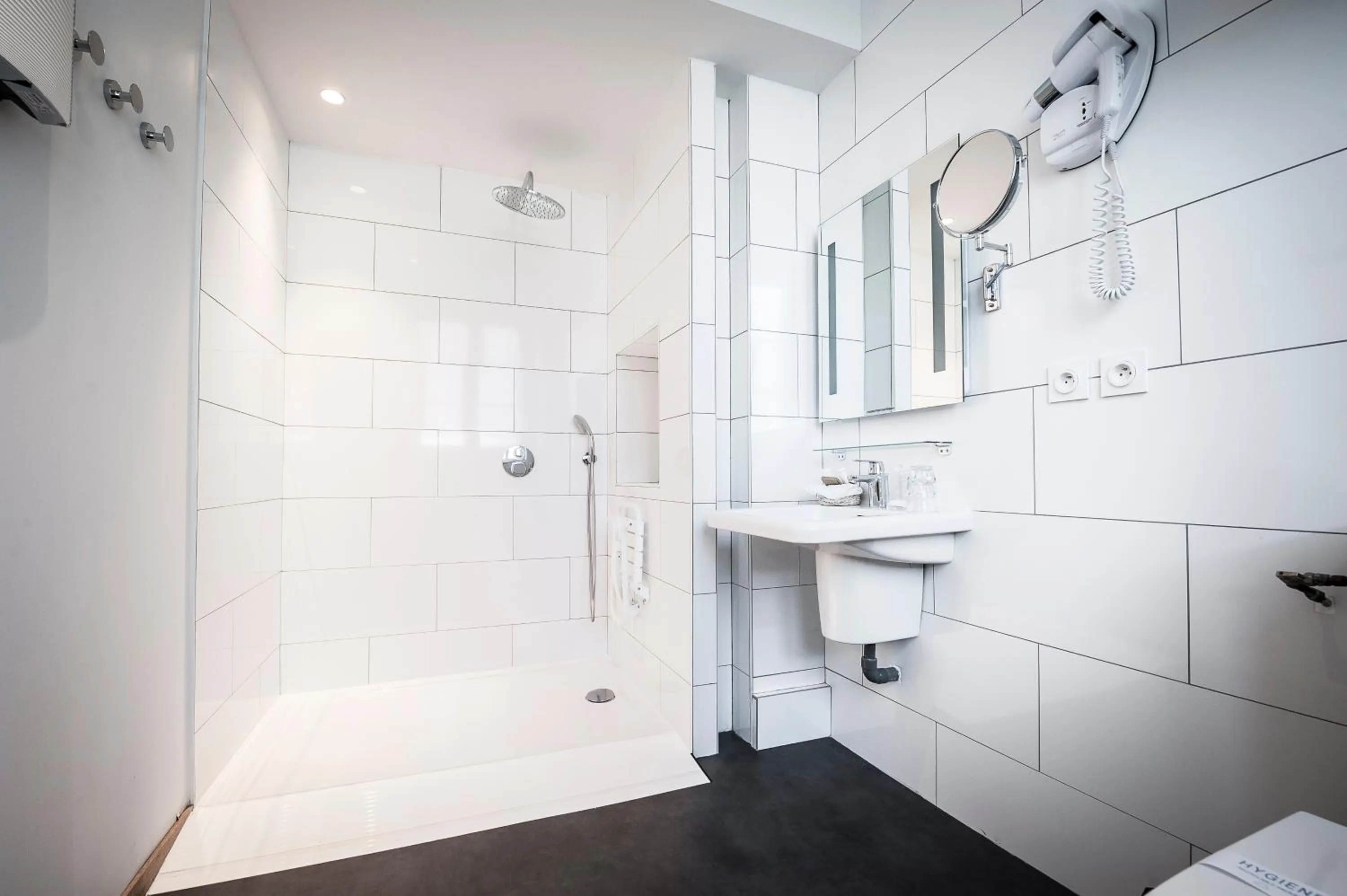 Bathroom in The Originals Boutique, Hôtel Auberge du Forgeron, Lille Sud