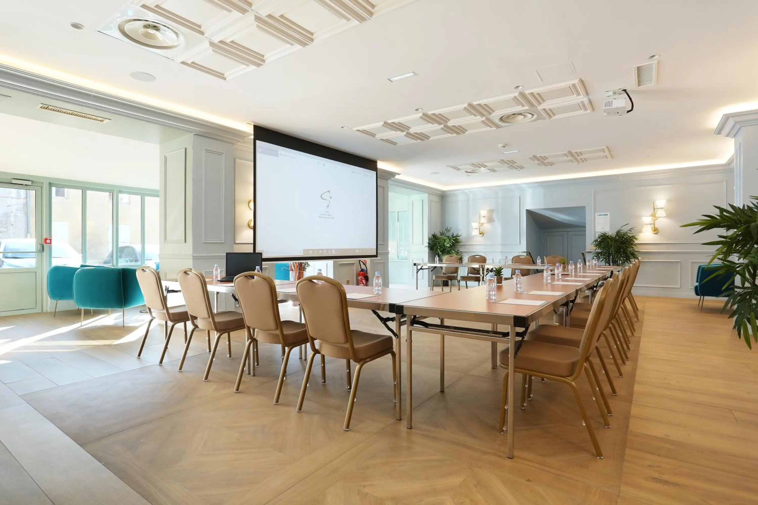 Living room in Hôtel du Cheval Blanc - Paris Marne La Vallée