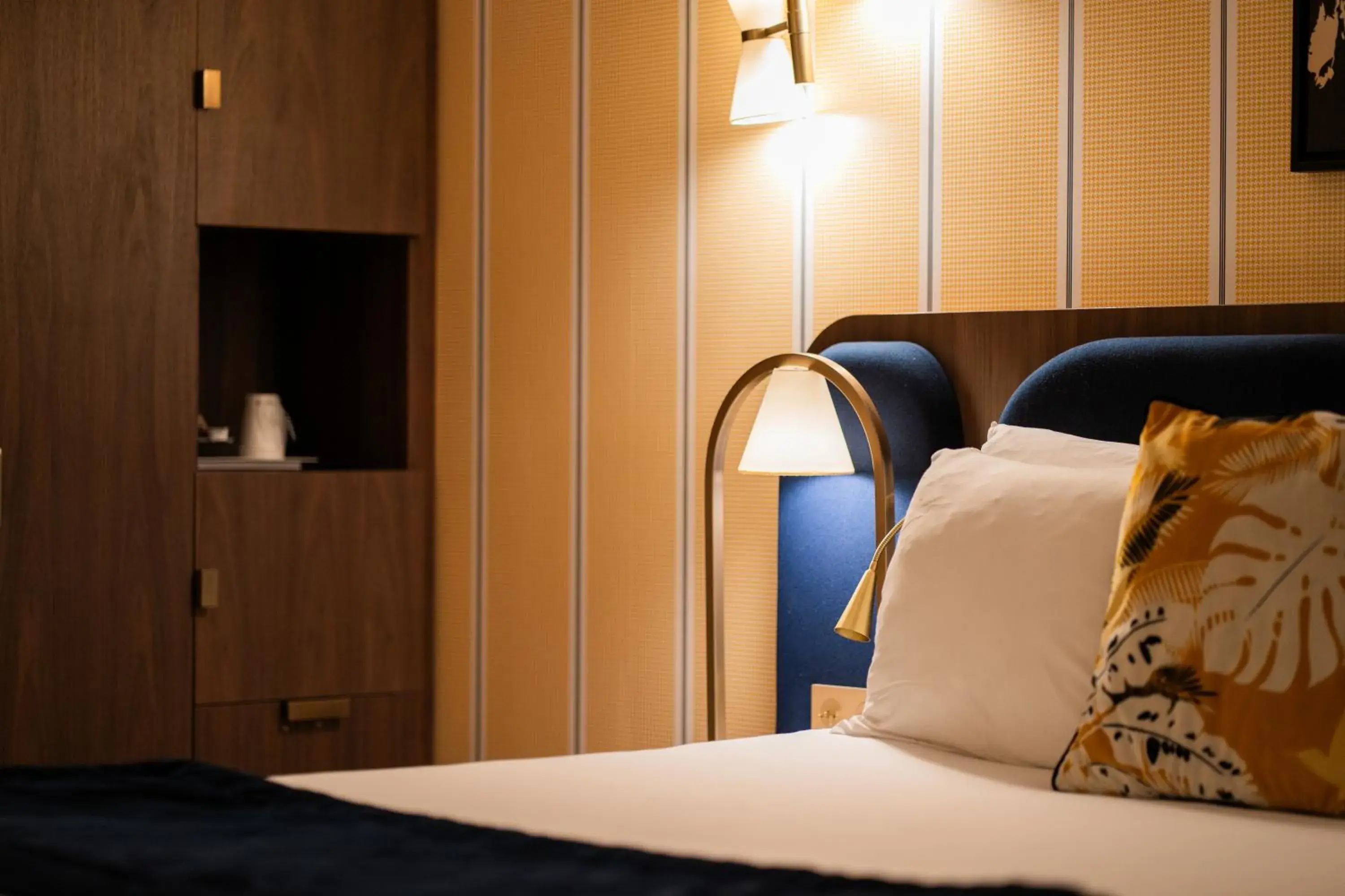 Photo of the whole room, Bed in Hôtel du Cheval Blanc - Paris Marne La Vallée Photo of the whole room, Bed in Hôtel du Cheval Blanc - Paris Marne La Vallée