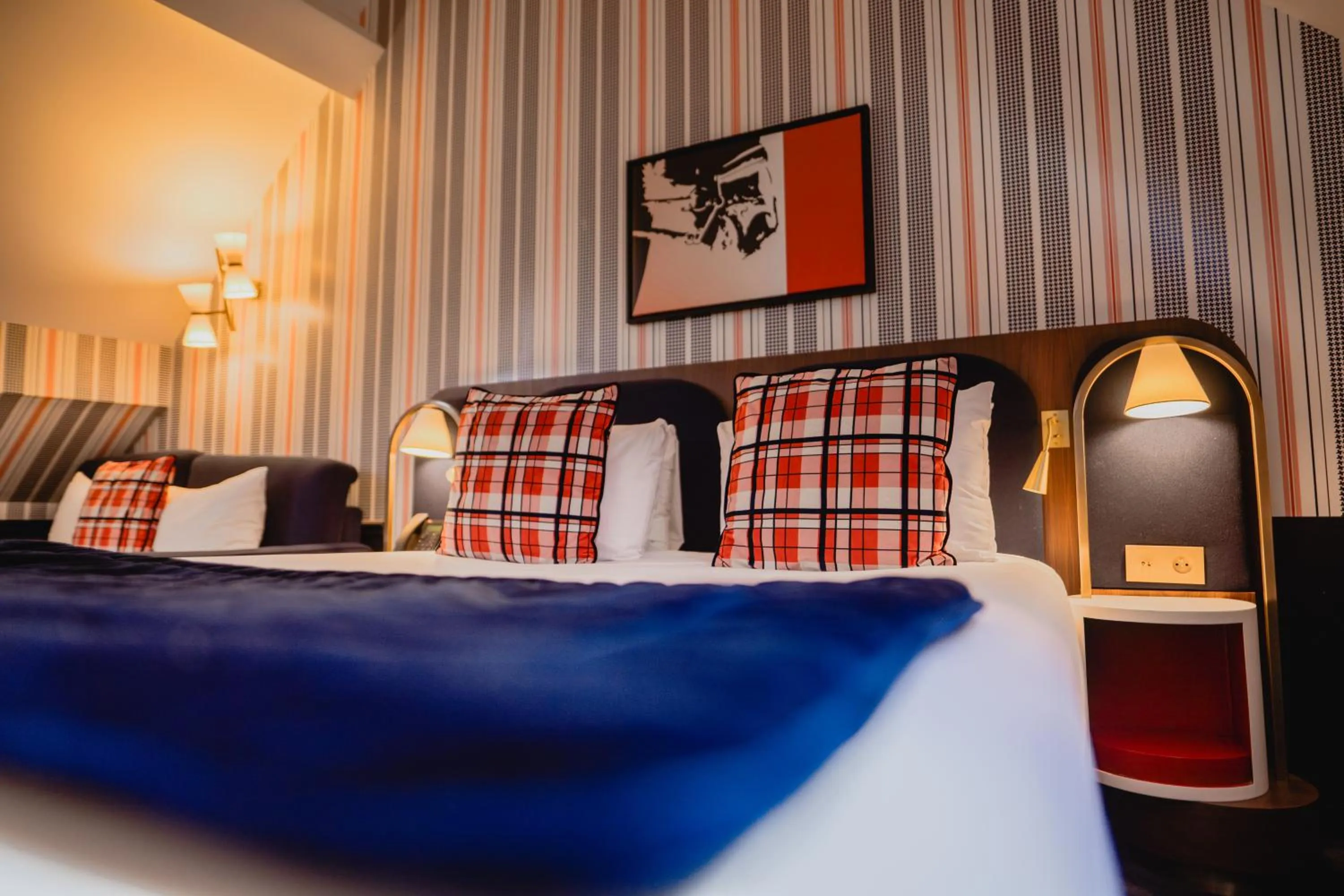 Photo of the whole room, Bed in Hôtel du Cheval Blanc - Paris Marne La Vallée