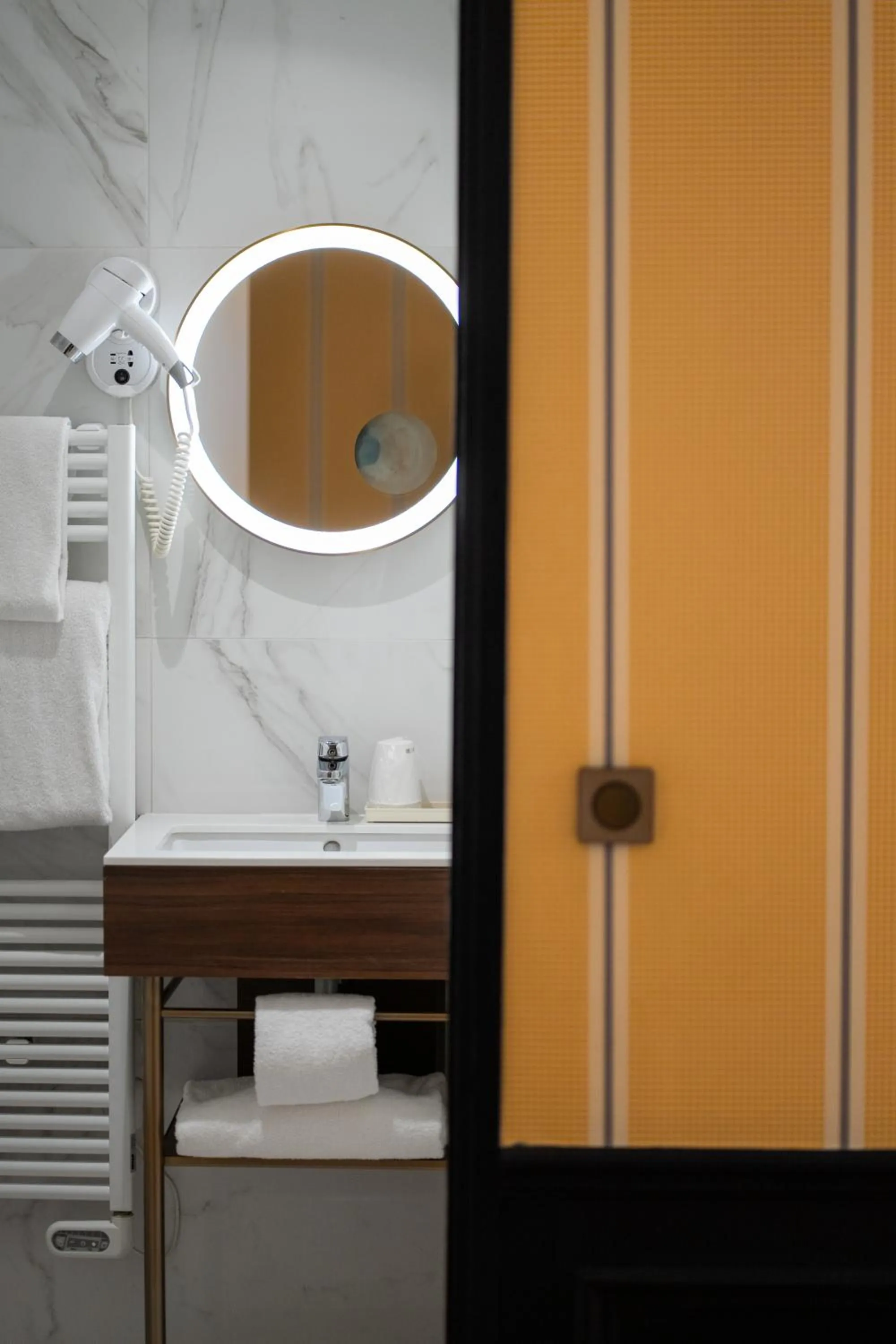 Shower in Hôtel du Cheval Blanc - Paris Marne La Vallée