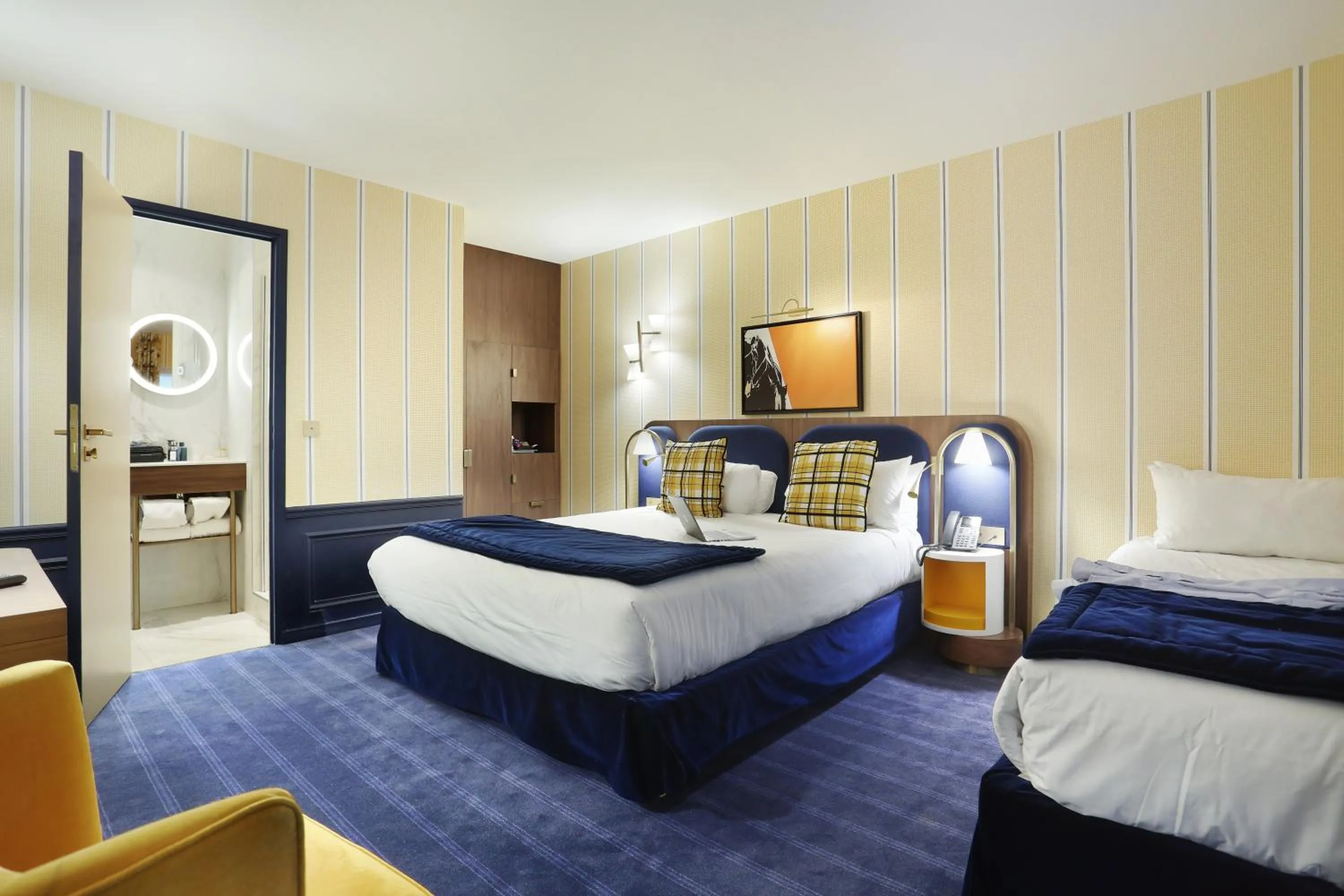 Bed in Hôtel du Cheval Blanc - Paris Marne La Vallée