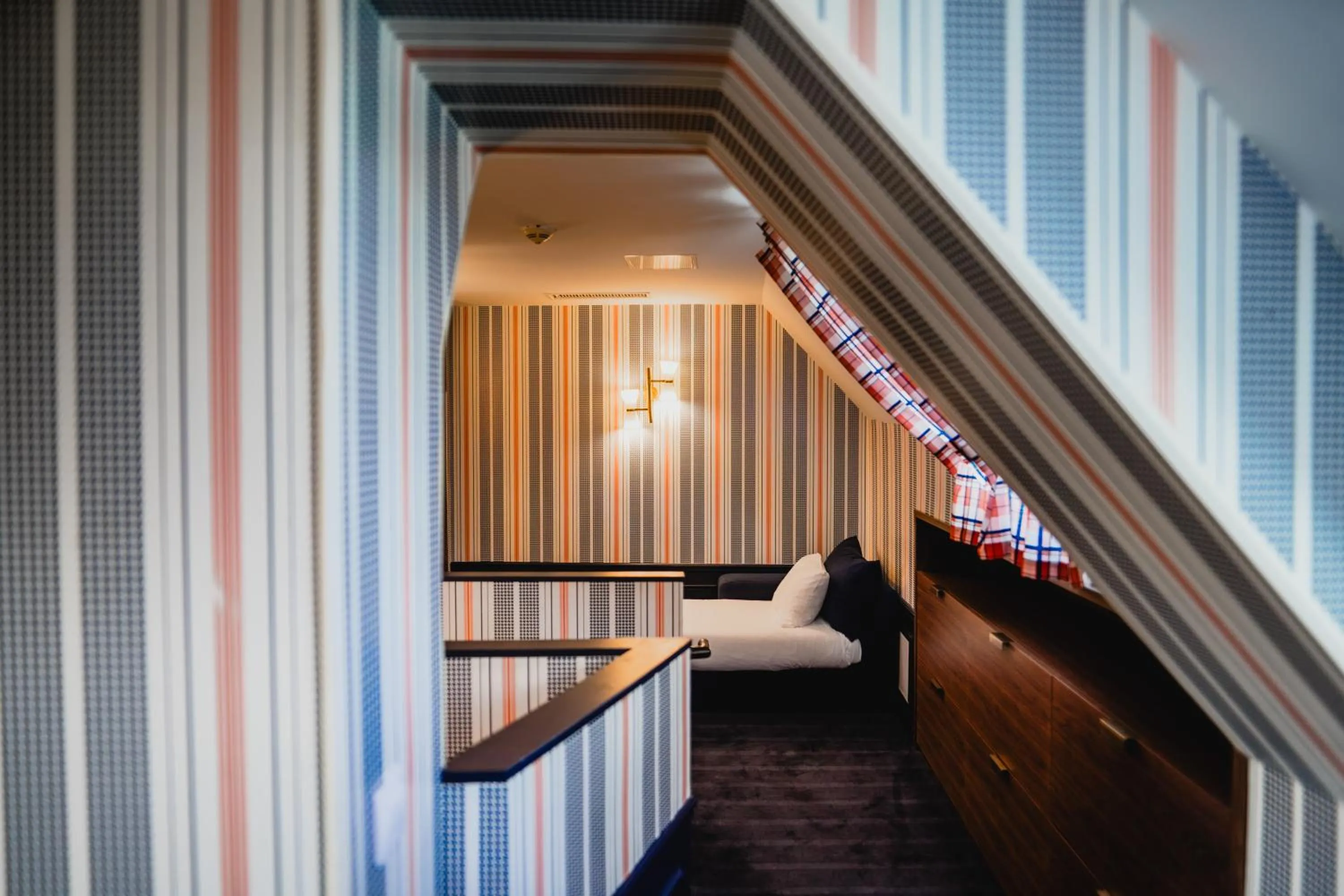 Living room, Bed in Hôtel du Cheval Blanc - Paris Marne La Vallée