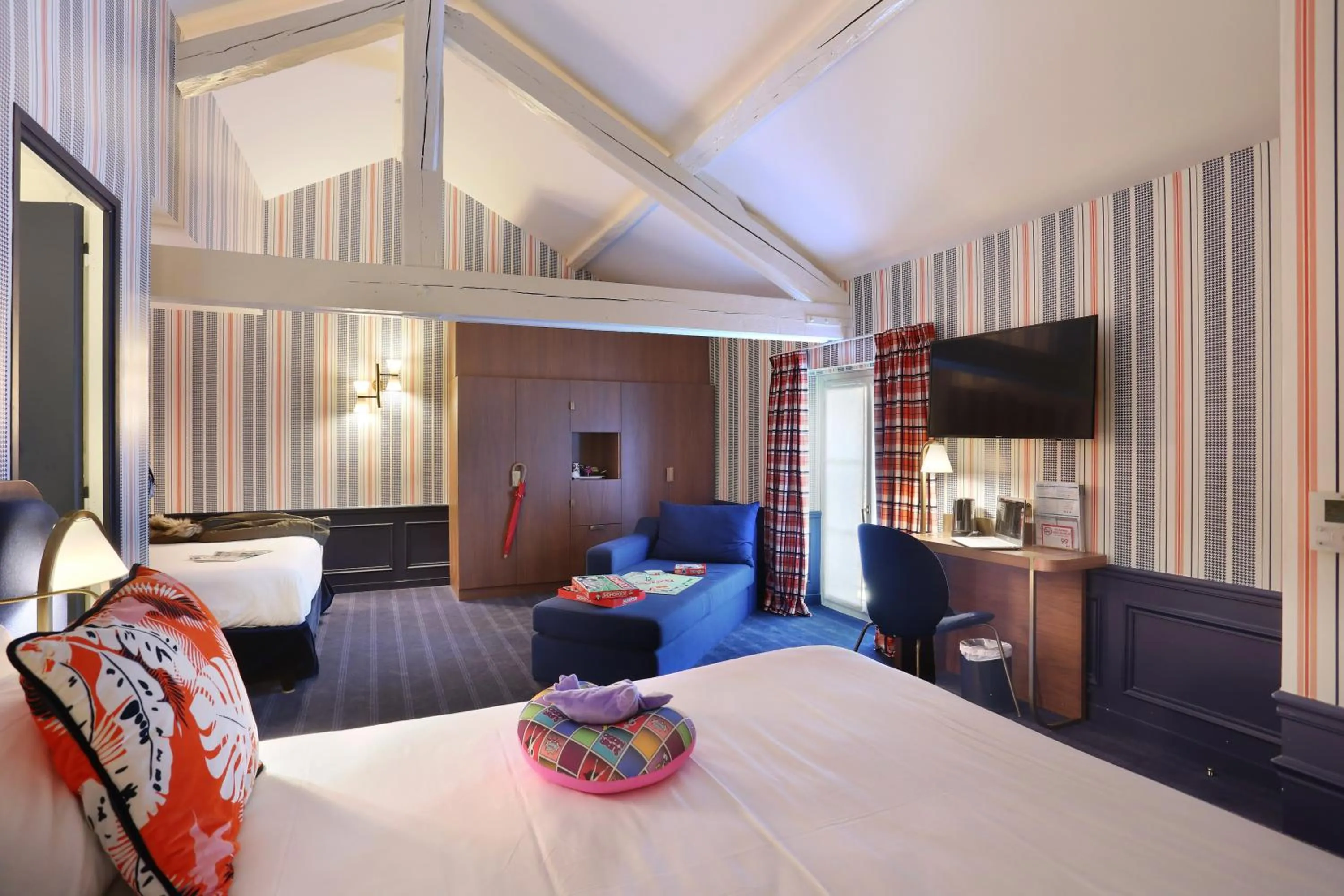 Staff, Bed in Hôtel du Cheval Blanc - Paris Marne La Vallée