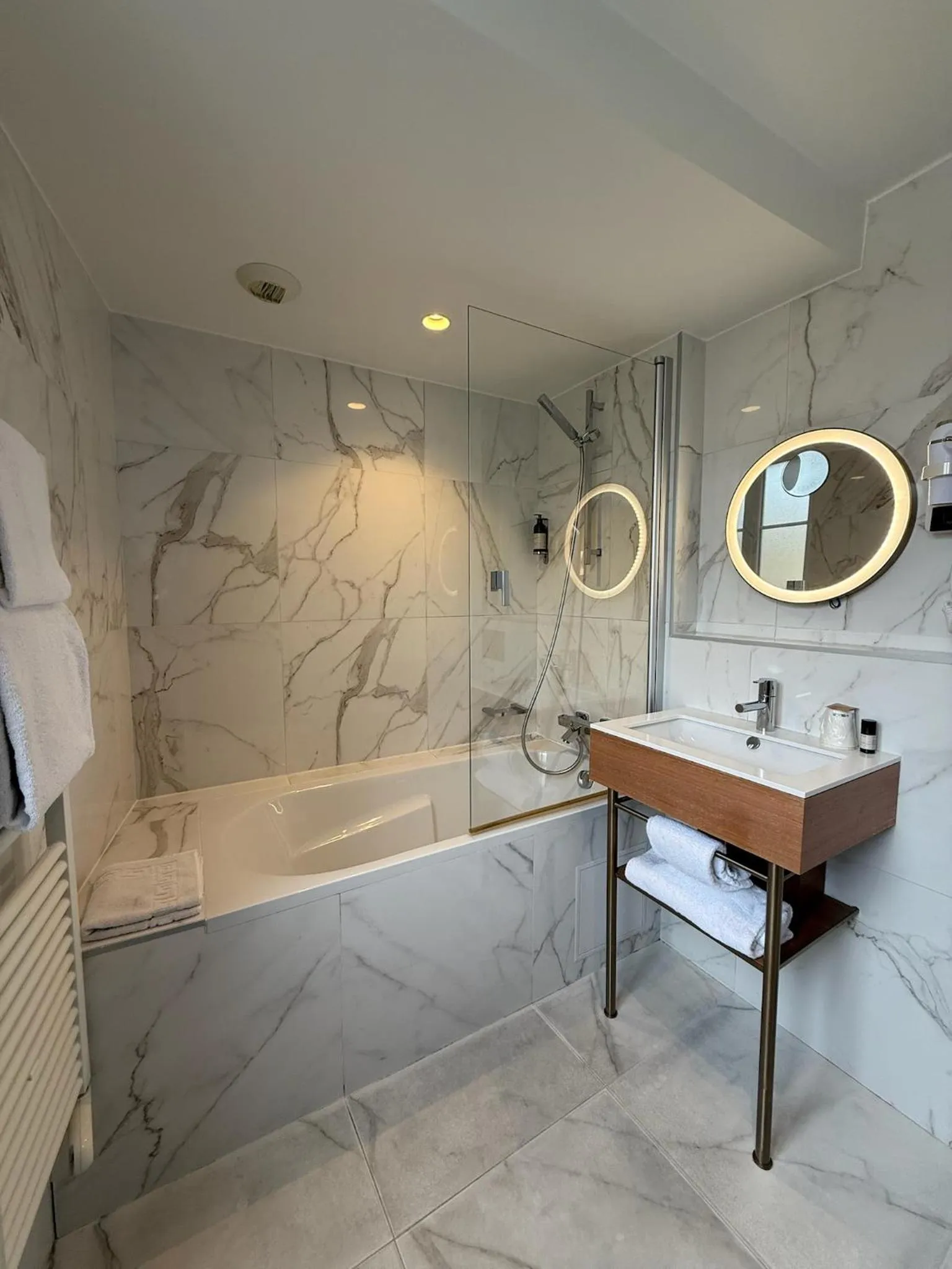 Shower in Hôtel du Cheval Blanc - Paris Marne La Vallée