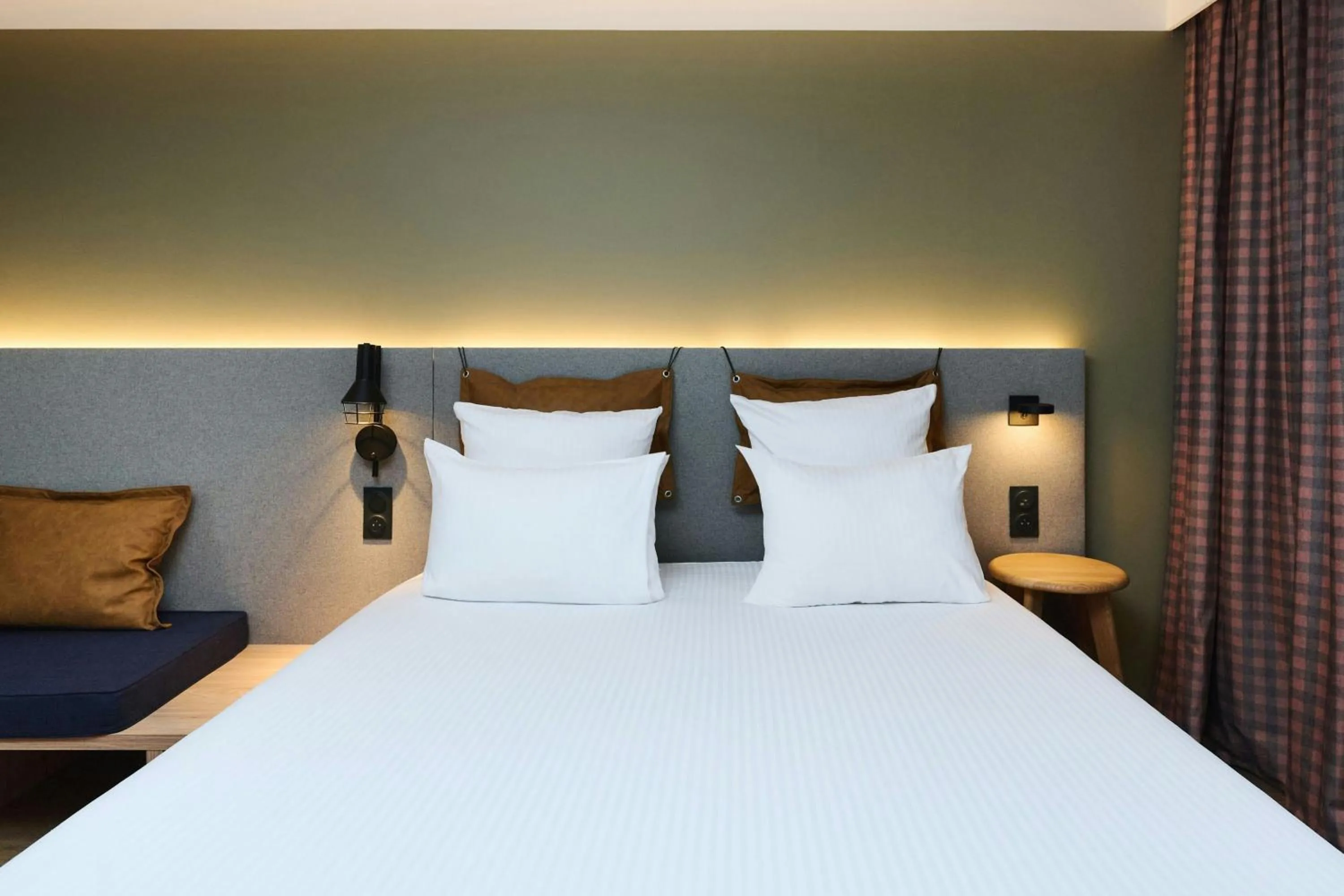 Photo of the whole room, Bed in Moxy Annecy