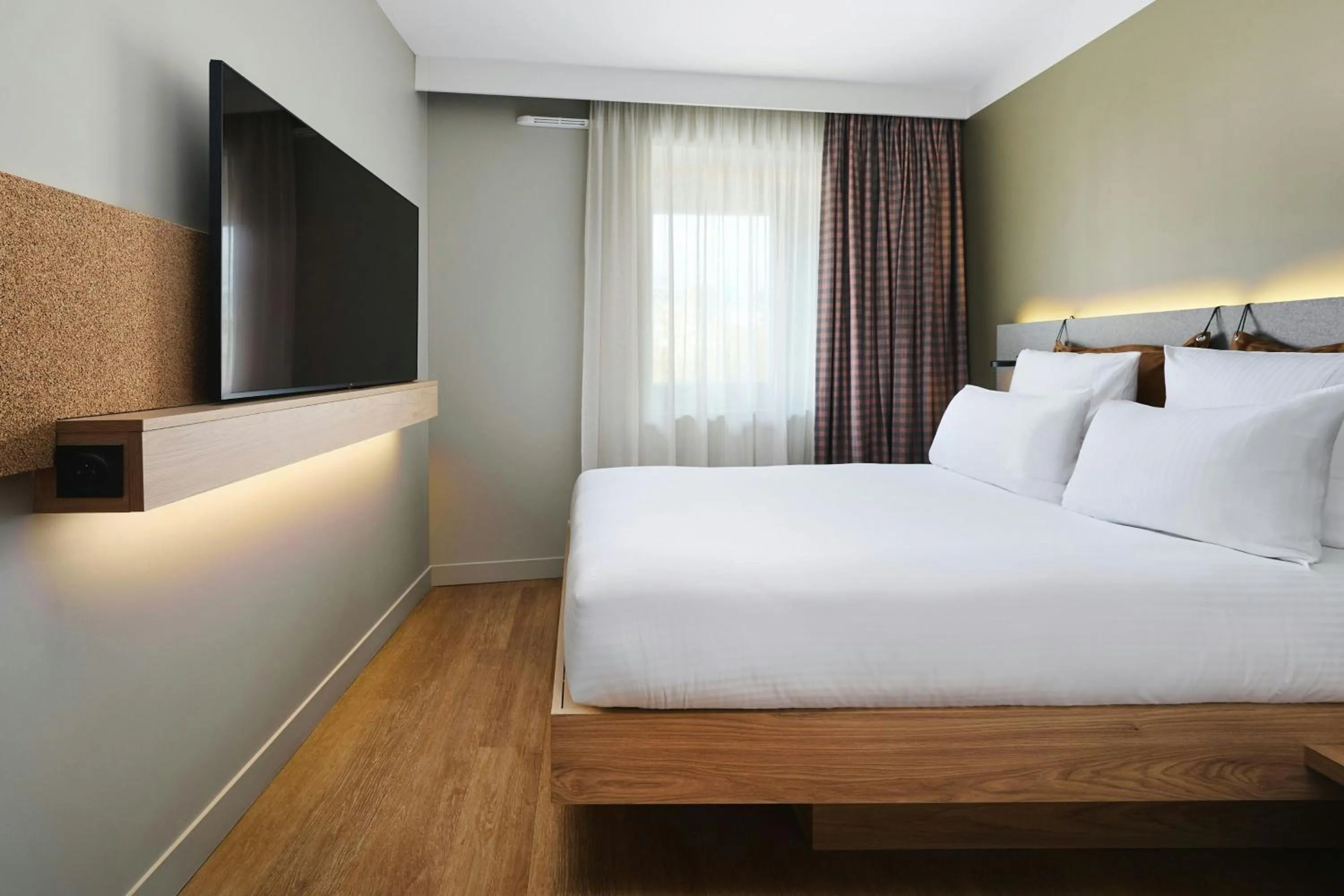 Photo of the whole room, Bed in Moxy Annecy