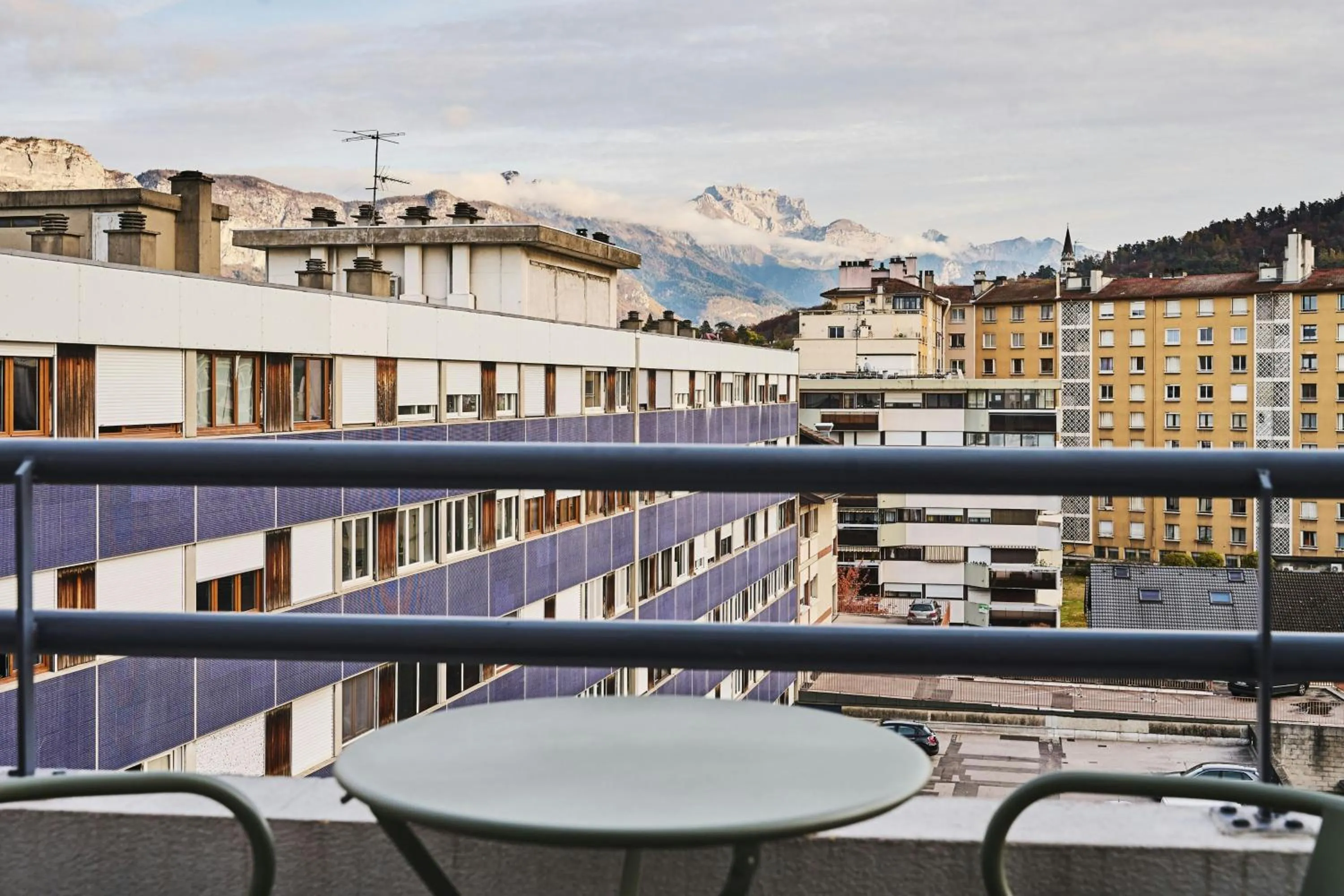 Photo of the whole room in Moxy Annecy