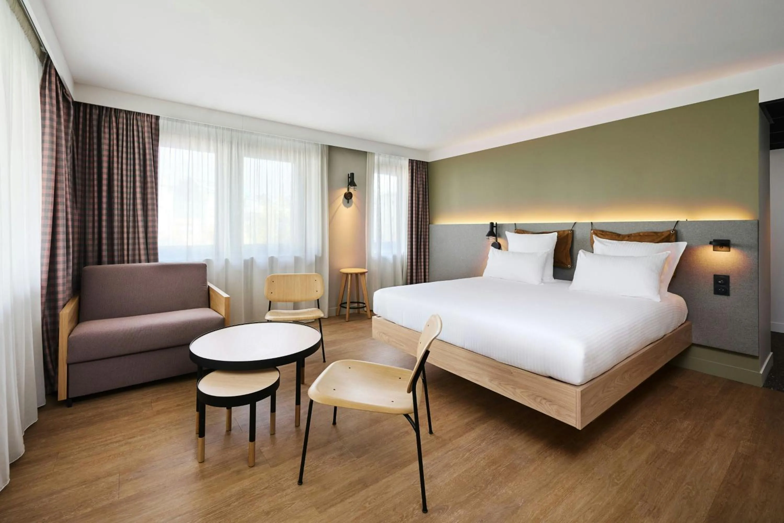 Photo of the whole room, Bed in Moxy Annecy