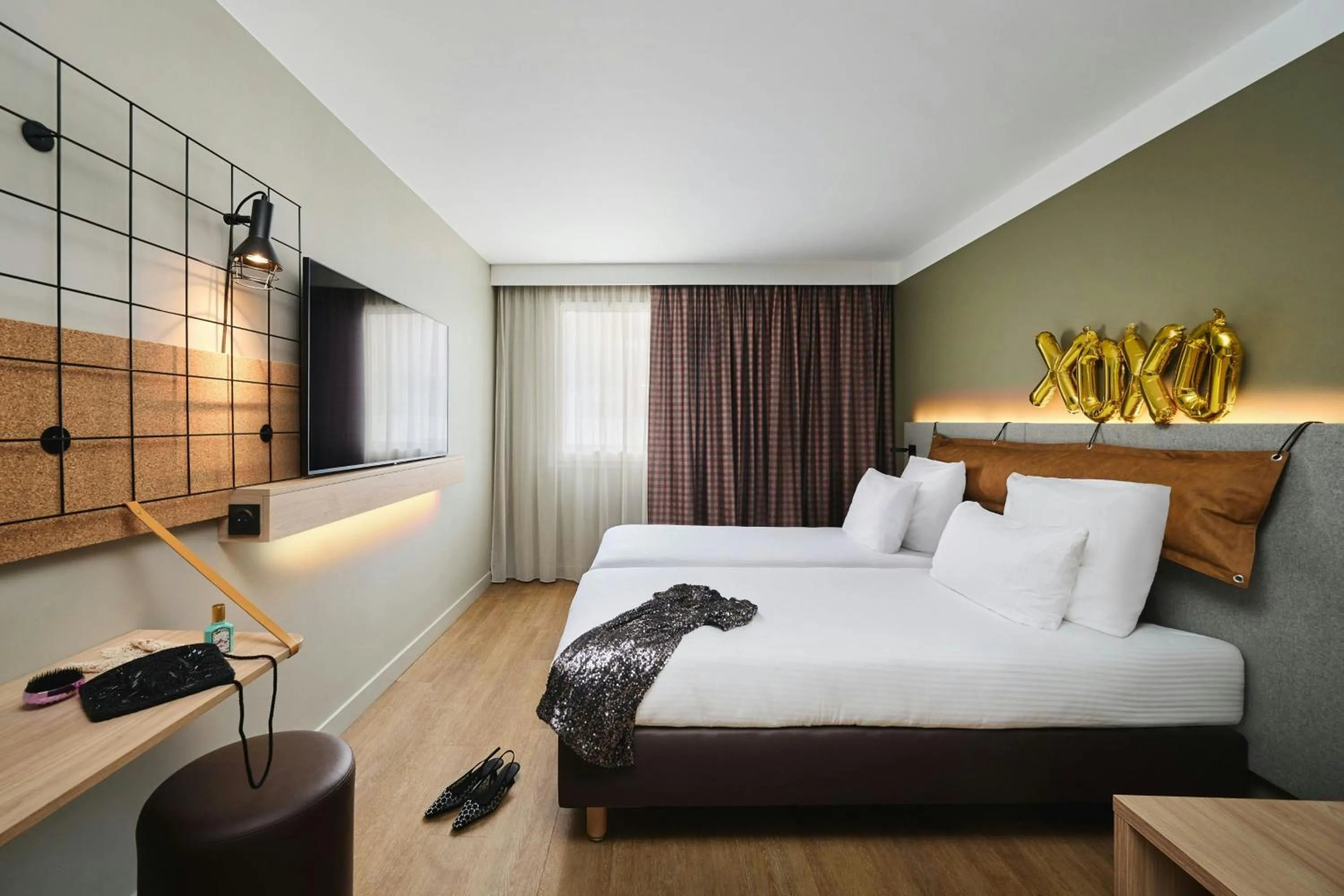 Photo of the whole room, Bed in Moxy Annecy