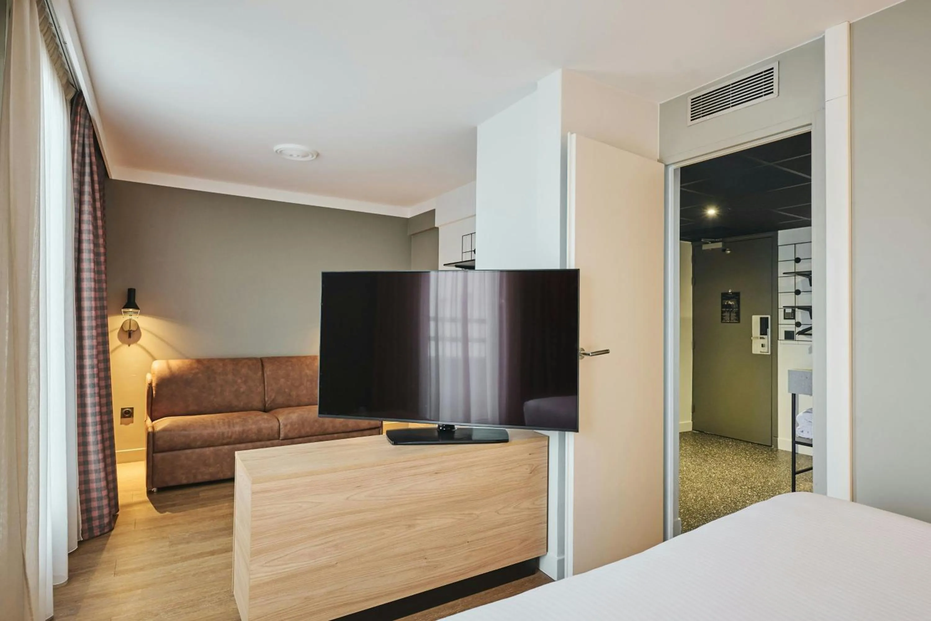 Photo of the whole room, Bed in Moxy Annecy