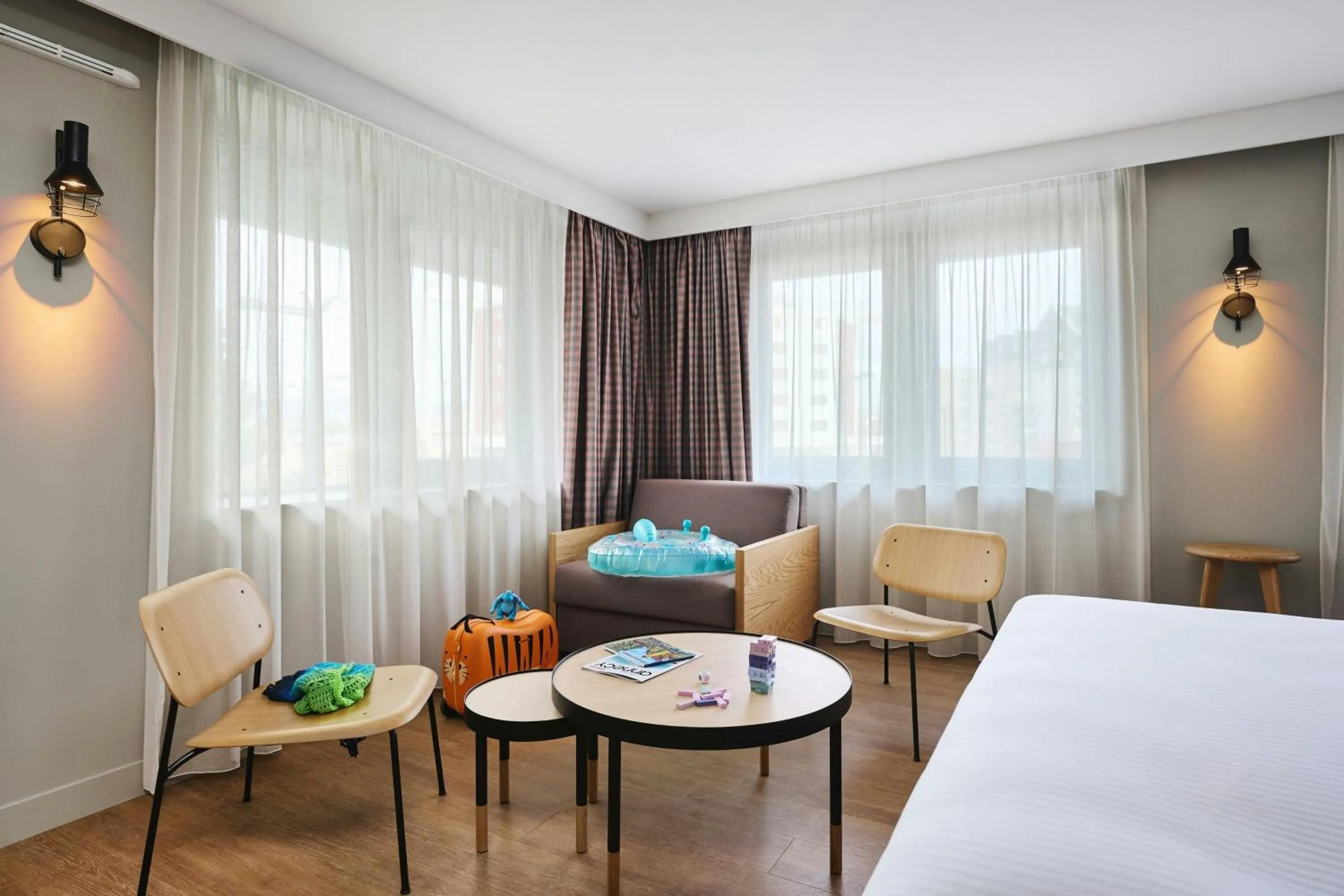 Photo of the whole room, Bed in Moxy Annecy