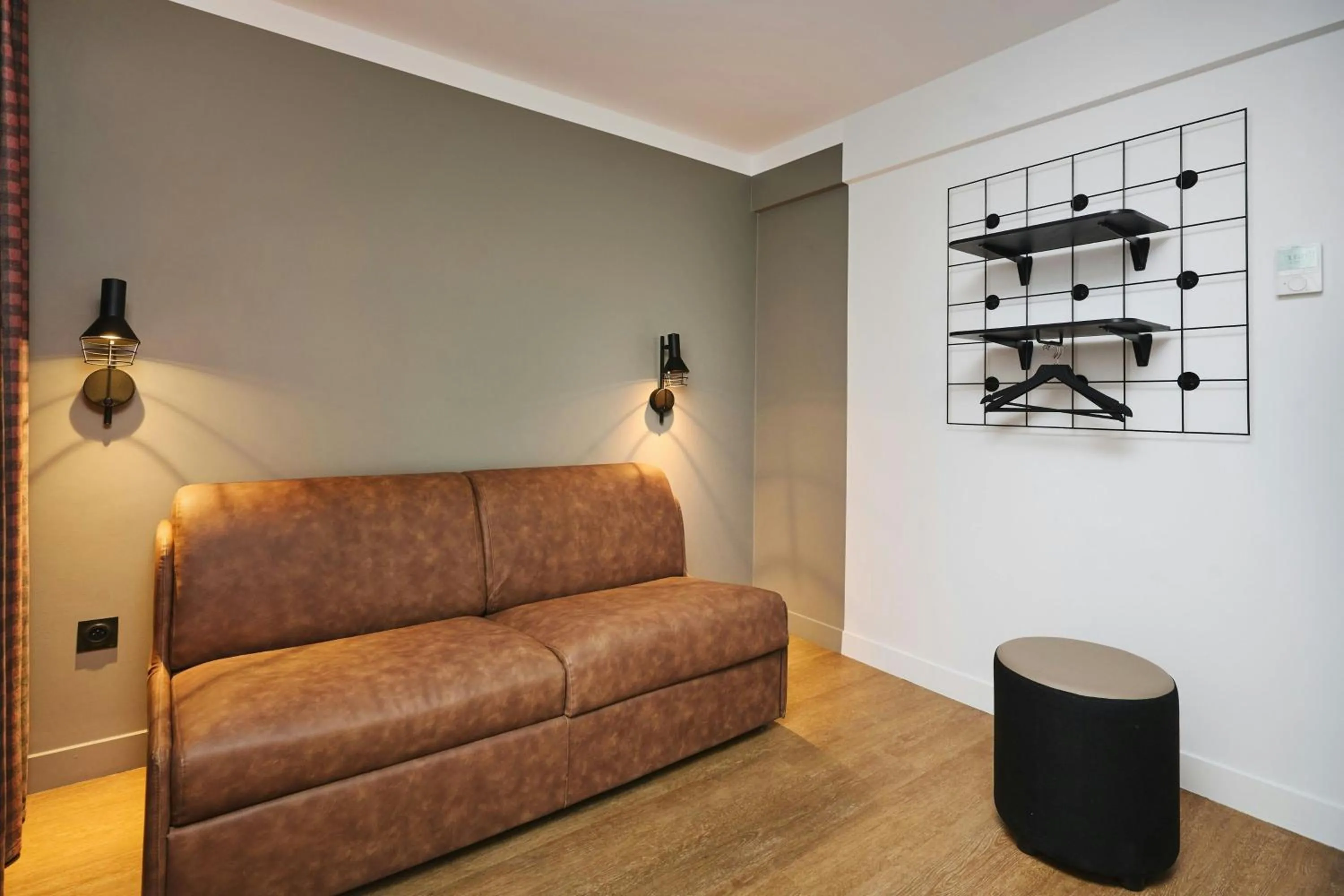 Photo of the whole room in Moxy Annecy