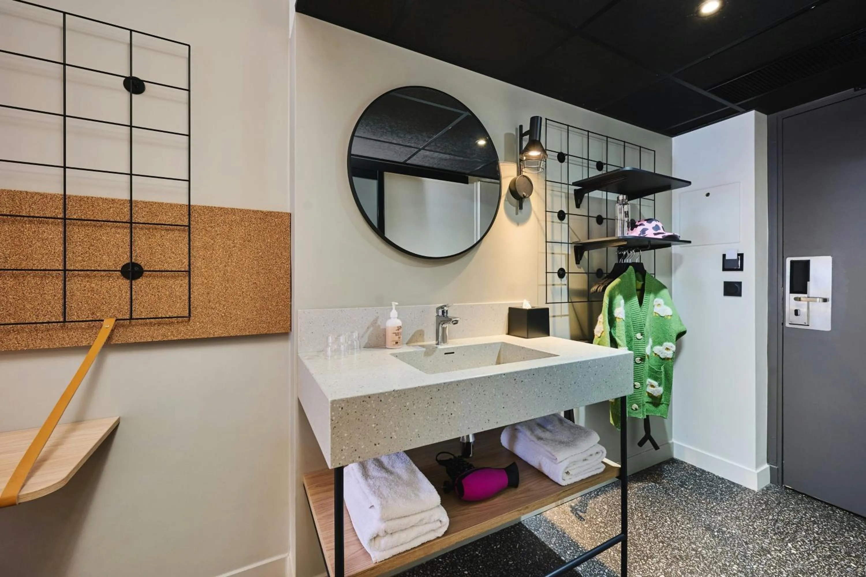 Photo of the whole room in Moxy Annecy