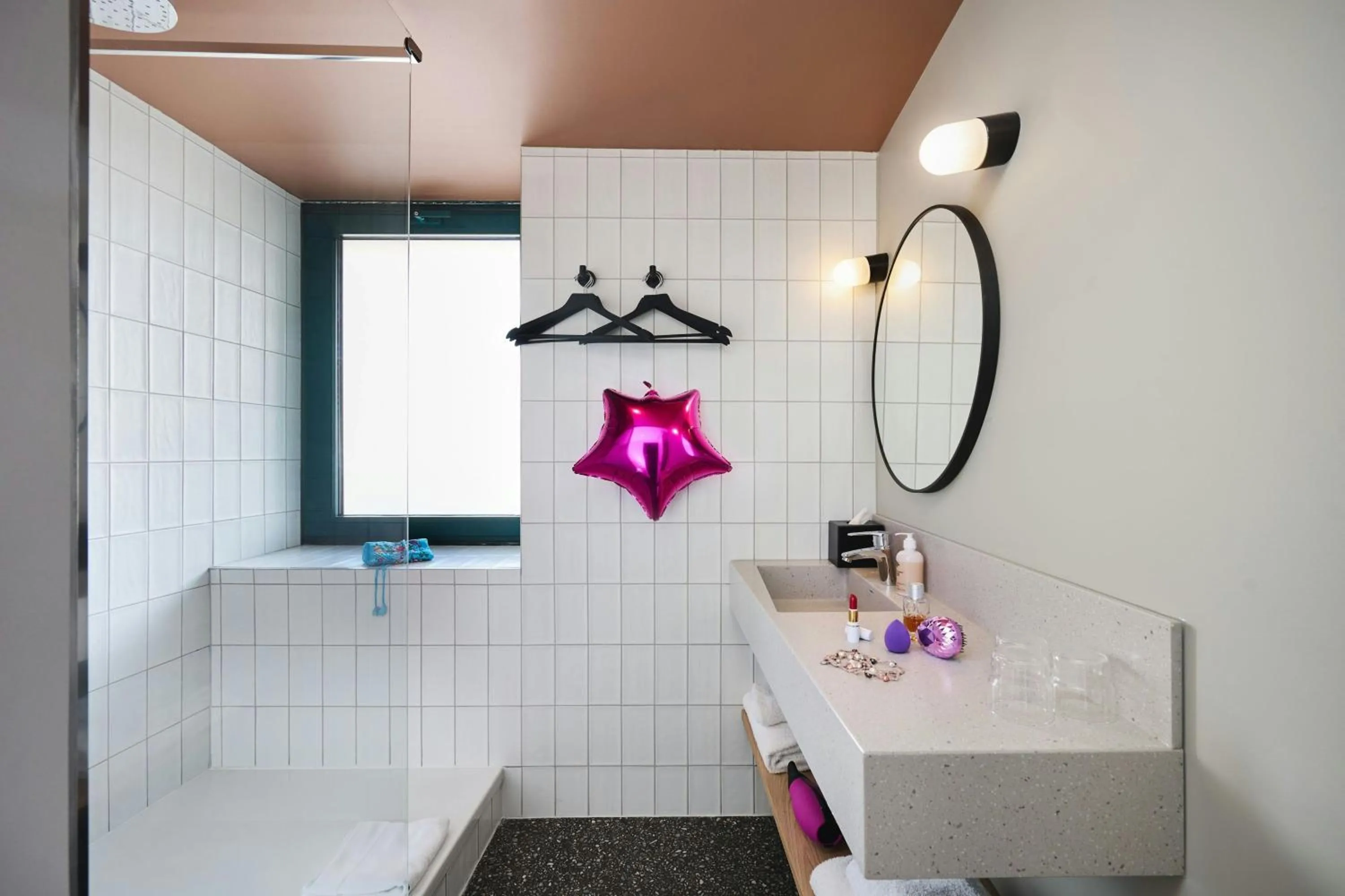 Photo of the whole room in Moxy Annecy