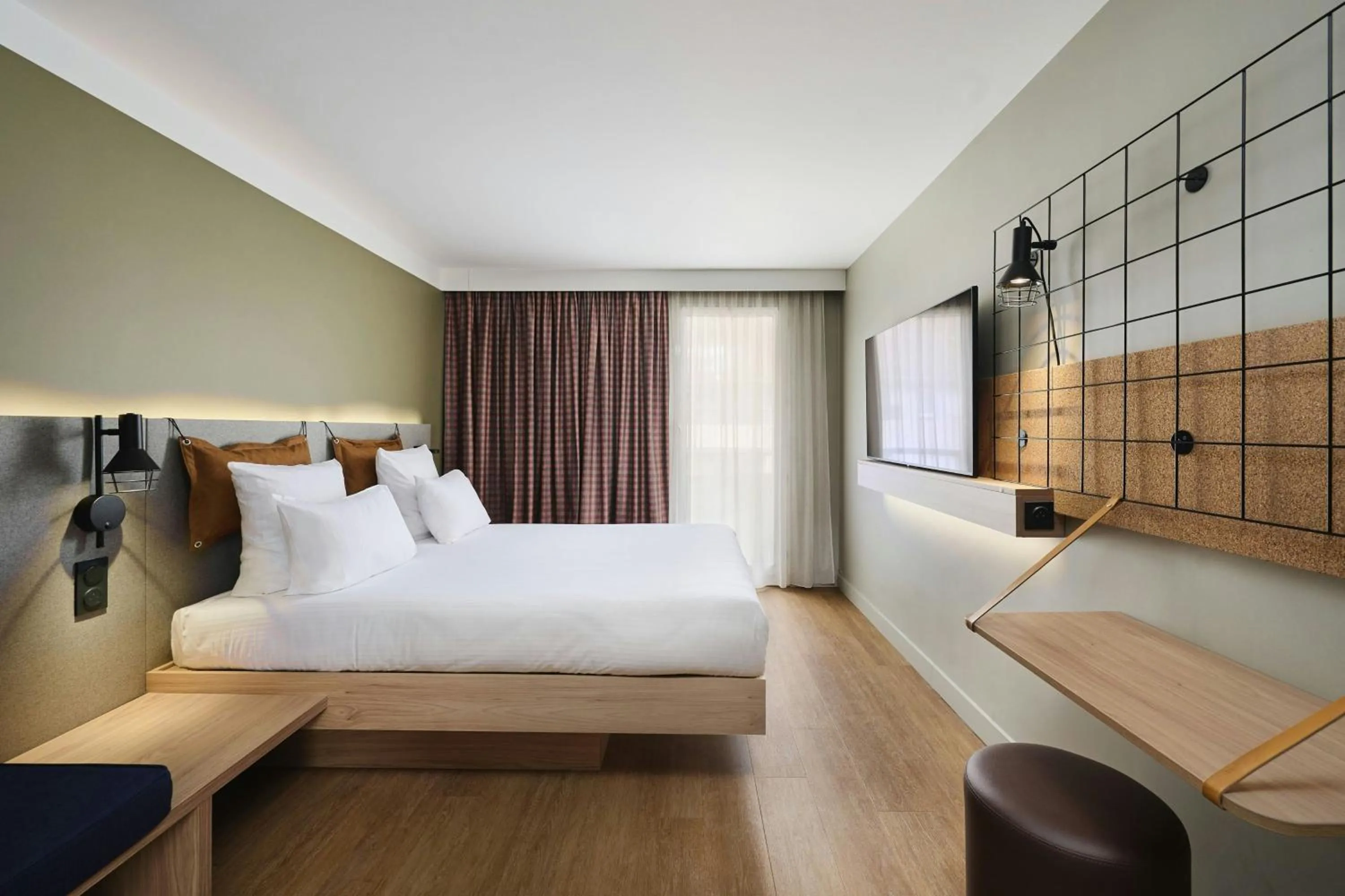 Photo of the whole room, Bed in Moxy Annecy
