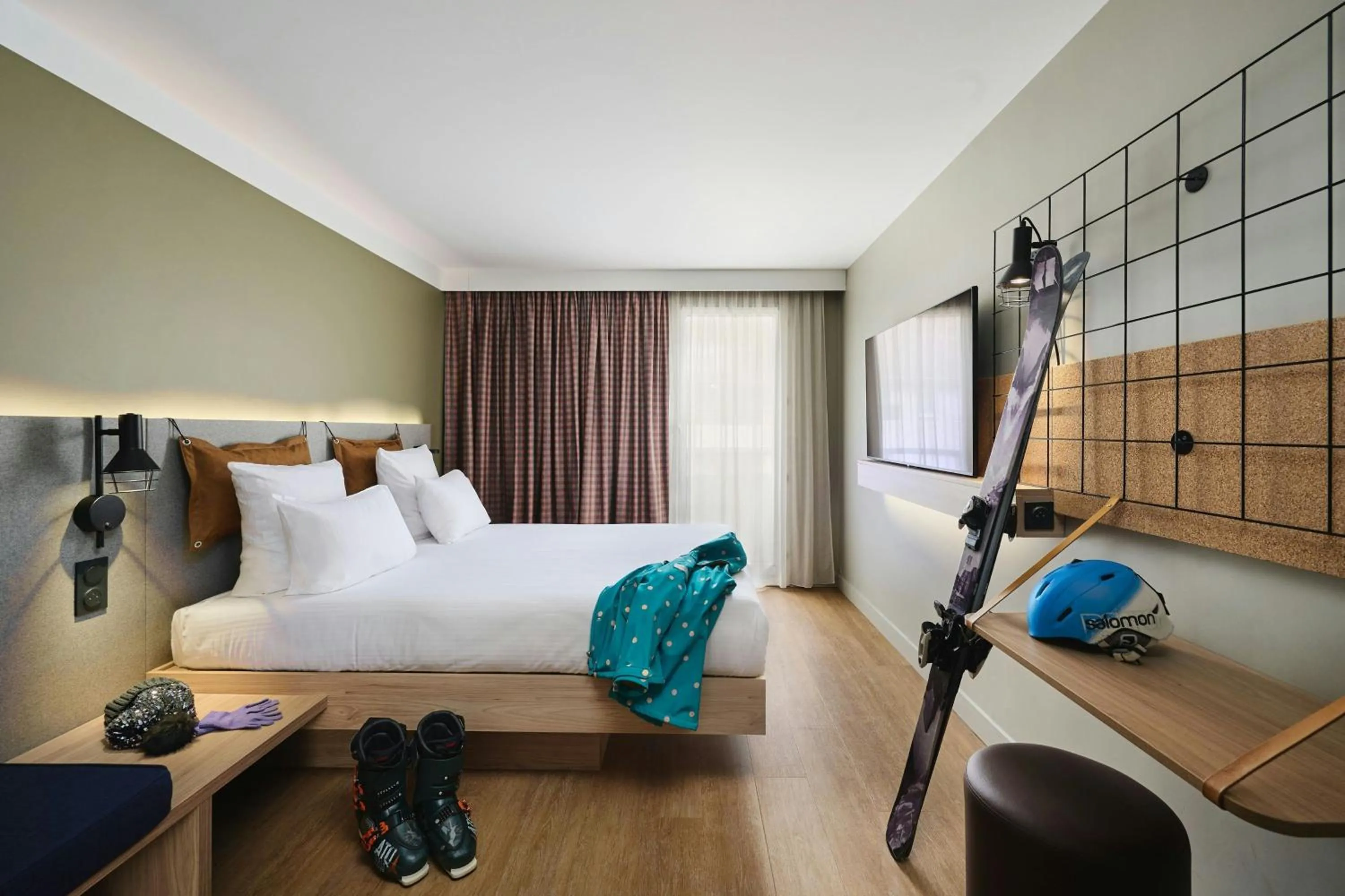 Photo of the whole room, Bed in Moxy Annecy