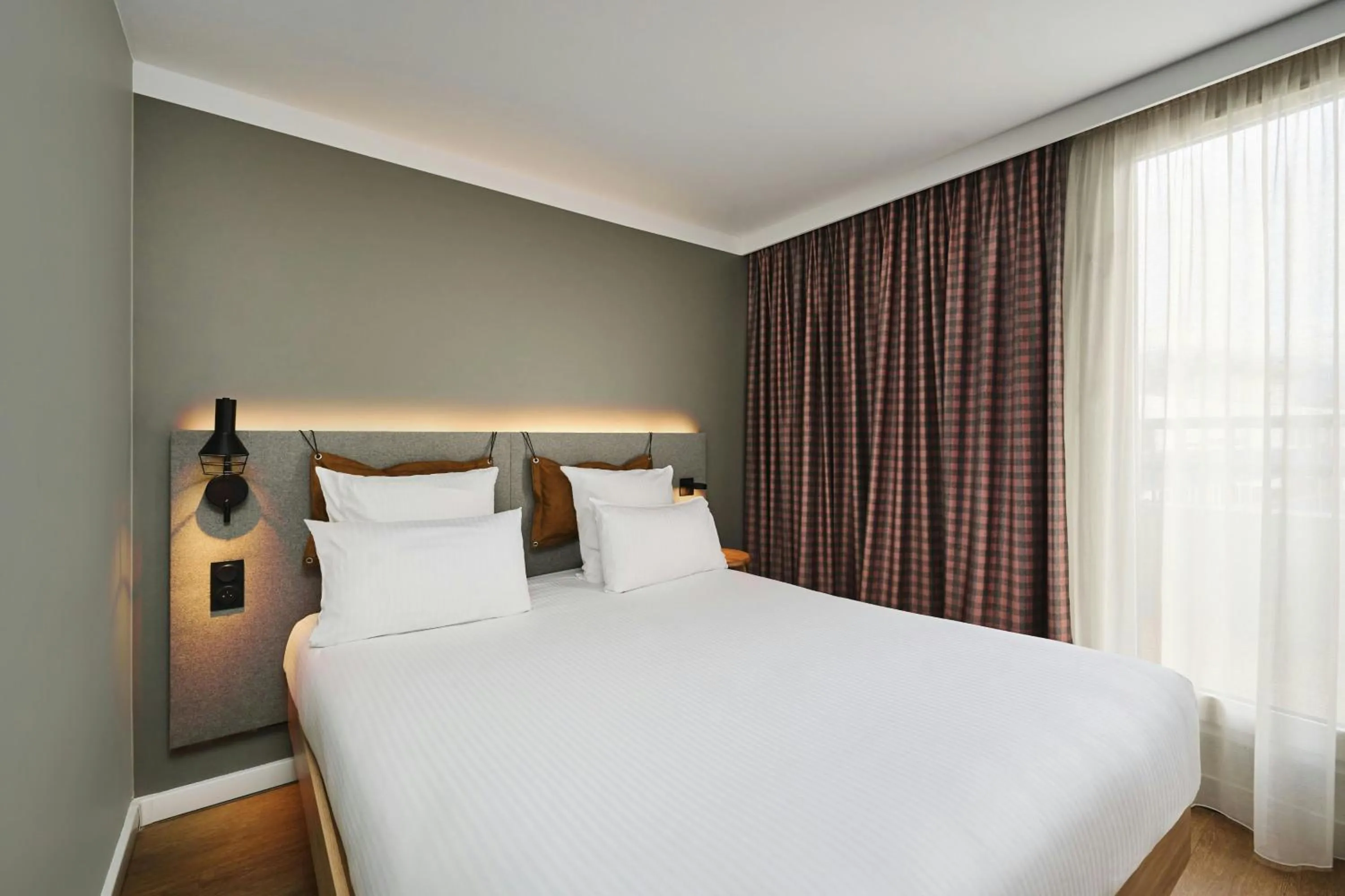 Photo of the whole room, Bed in Moxy Annecy