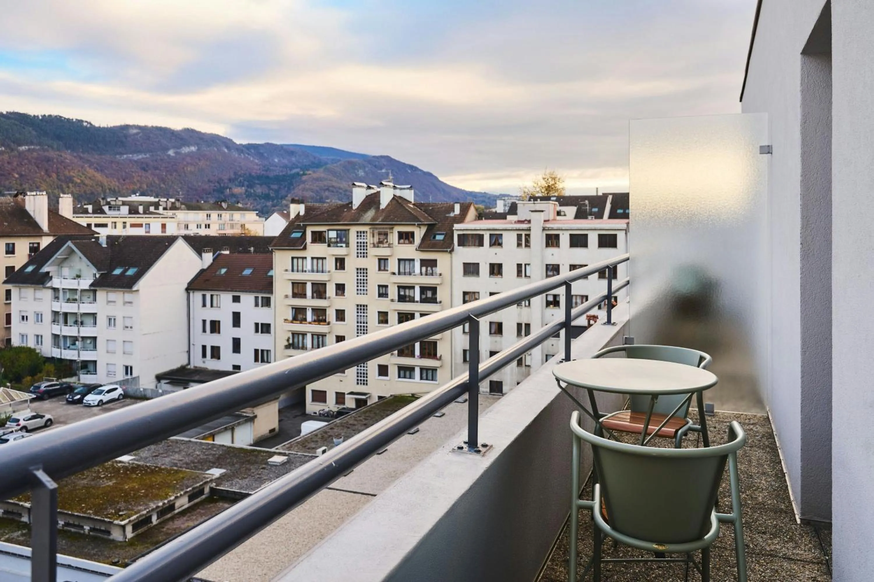Photo of the whole room in Moxy Annecy