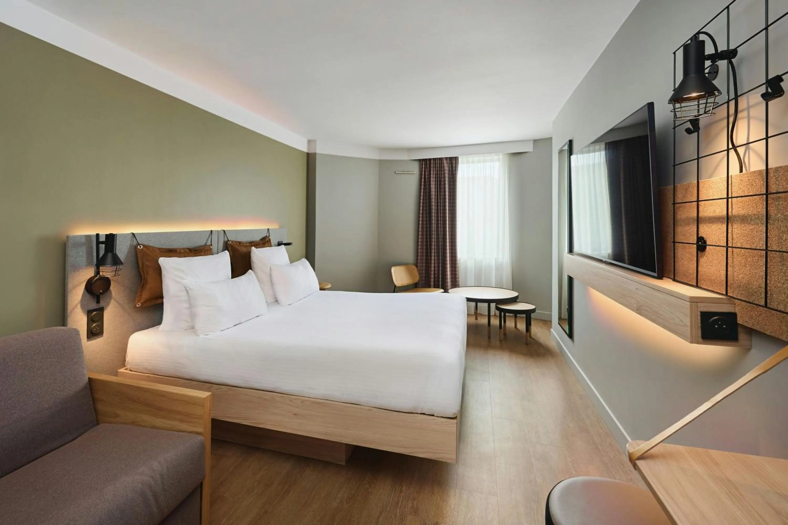 Photo of the whole room, Bed in Moxy Annecy