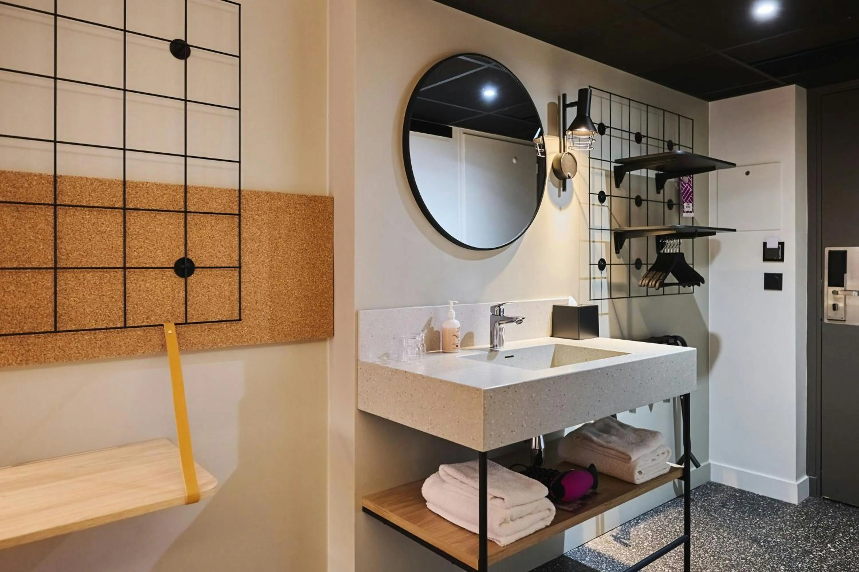 Photo of the whole room in Moxy Annecy