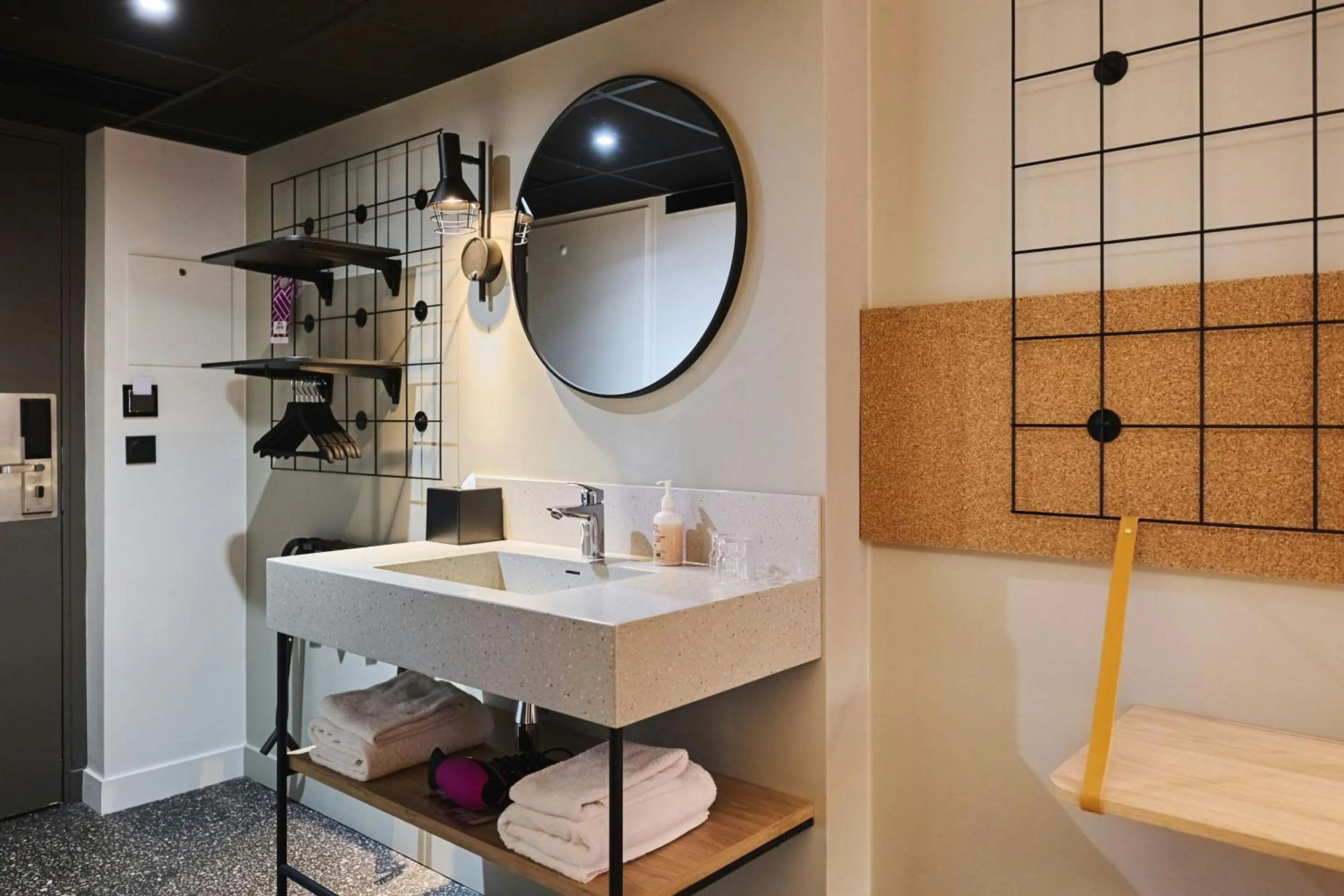 Photo of the whole room in Moxy Annecy