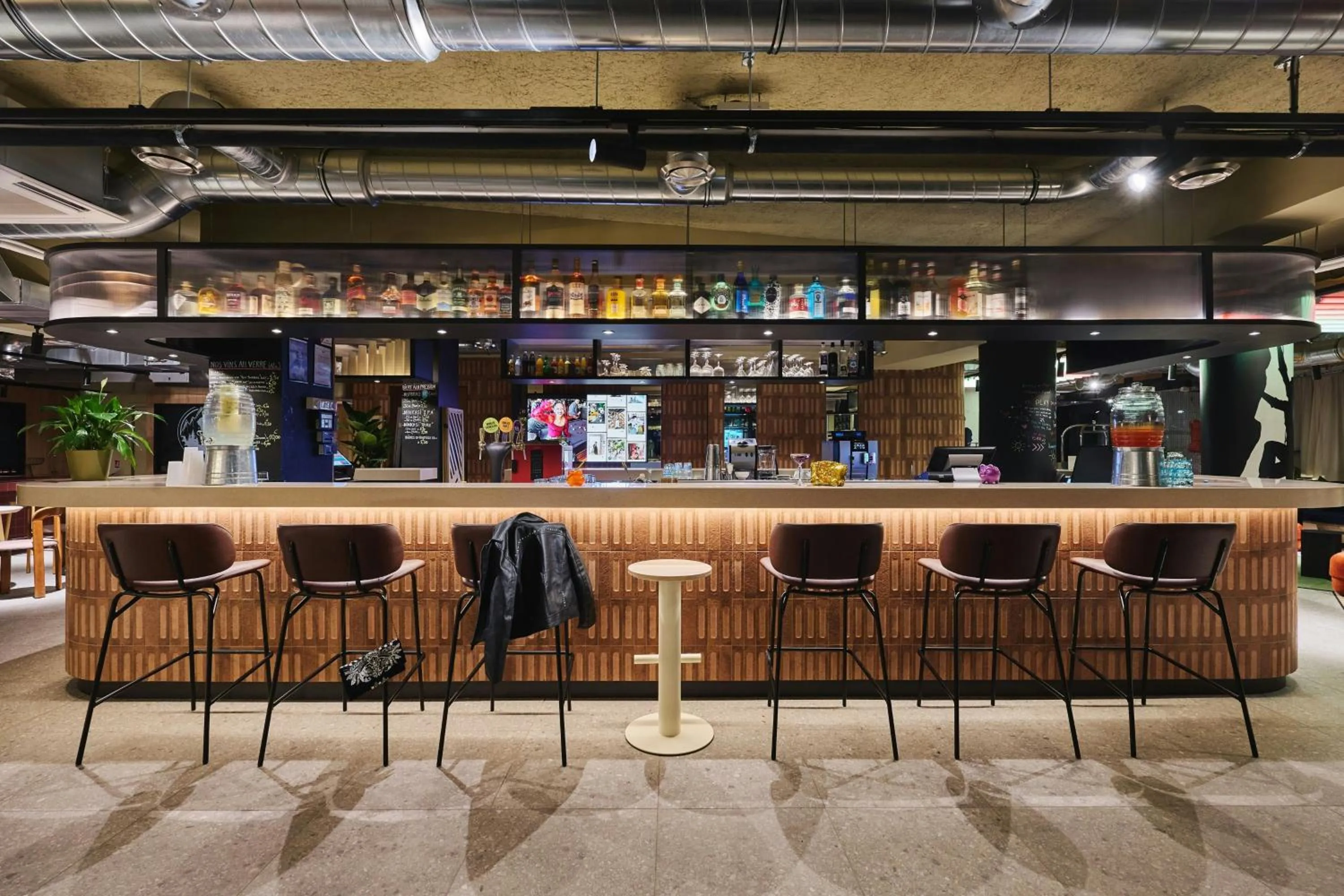Lounge or bar in Moxy Annecy
