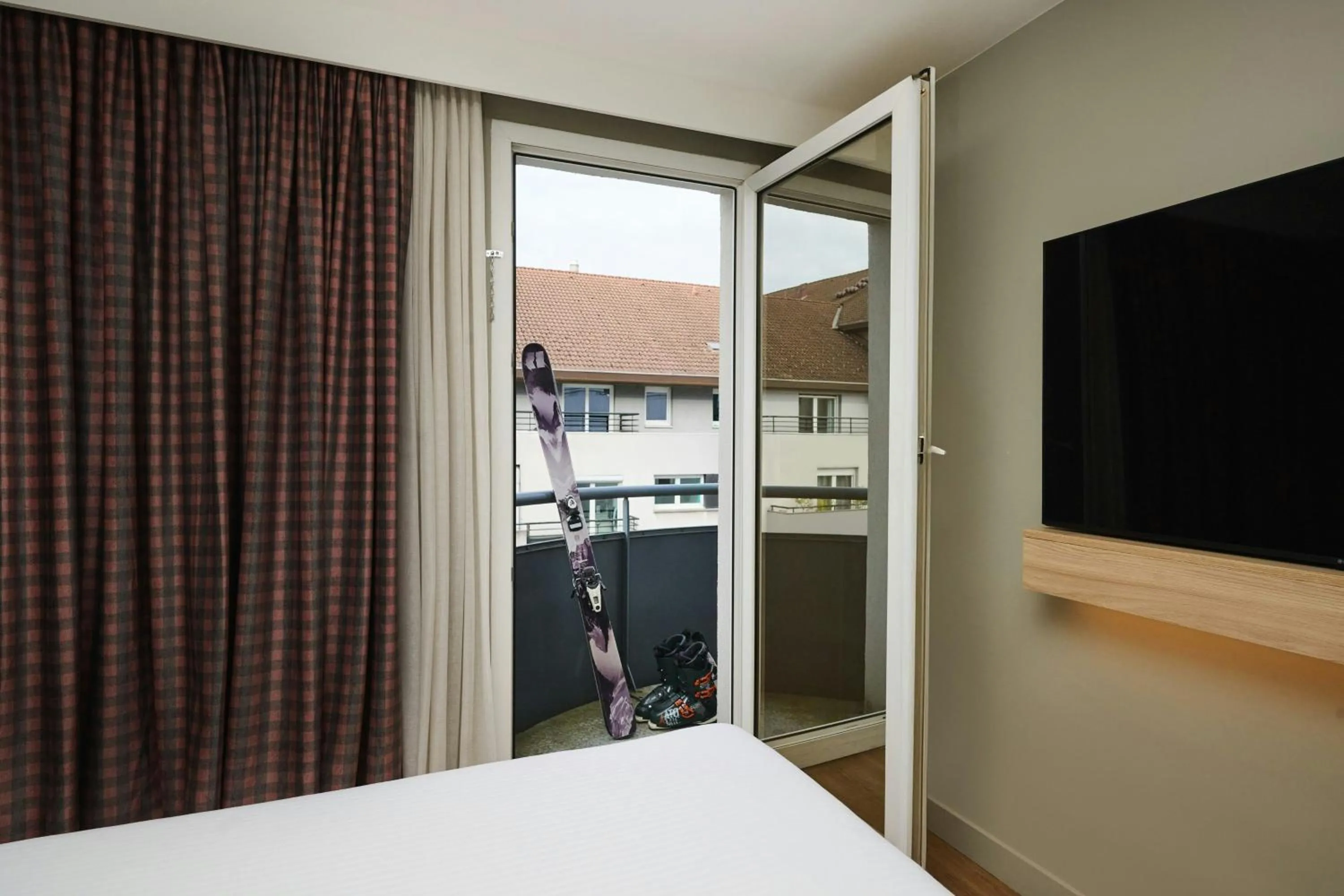 Photo of the whole room, Bed in Moxy Annecy