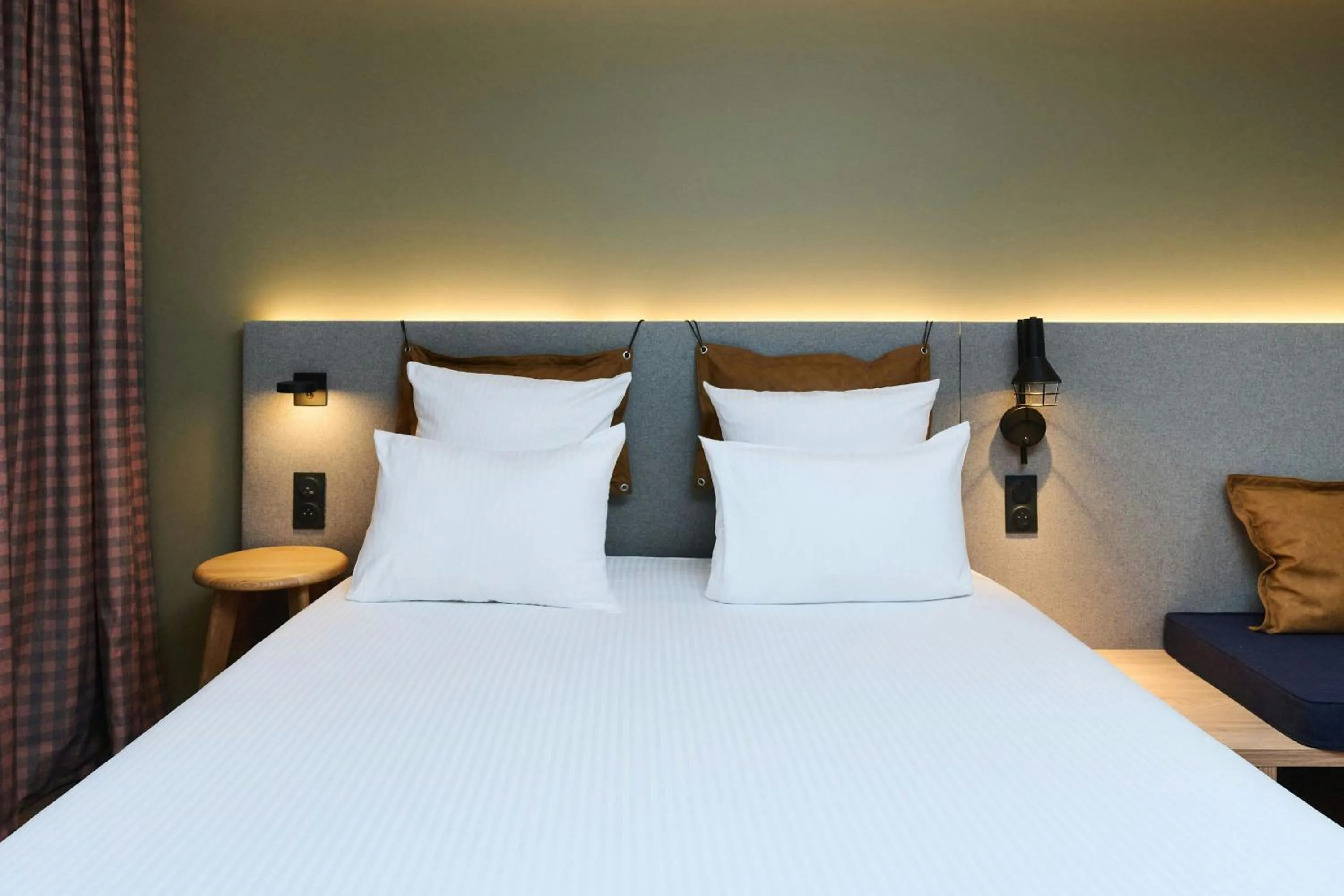 Photo of the whole room, Bed in Moxy Annecy