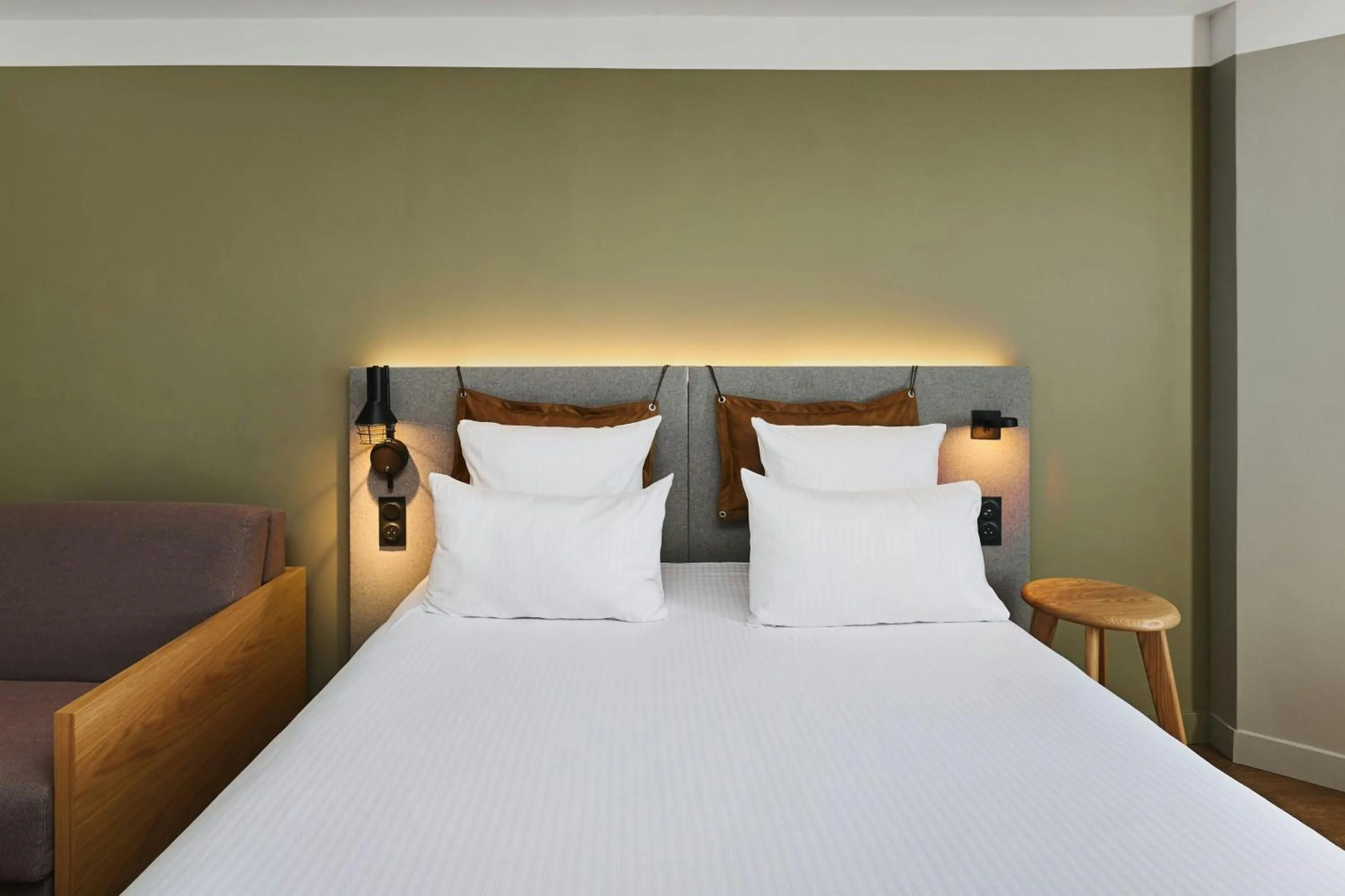 Photo of the whole room, Bed in Moxy Annecy
