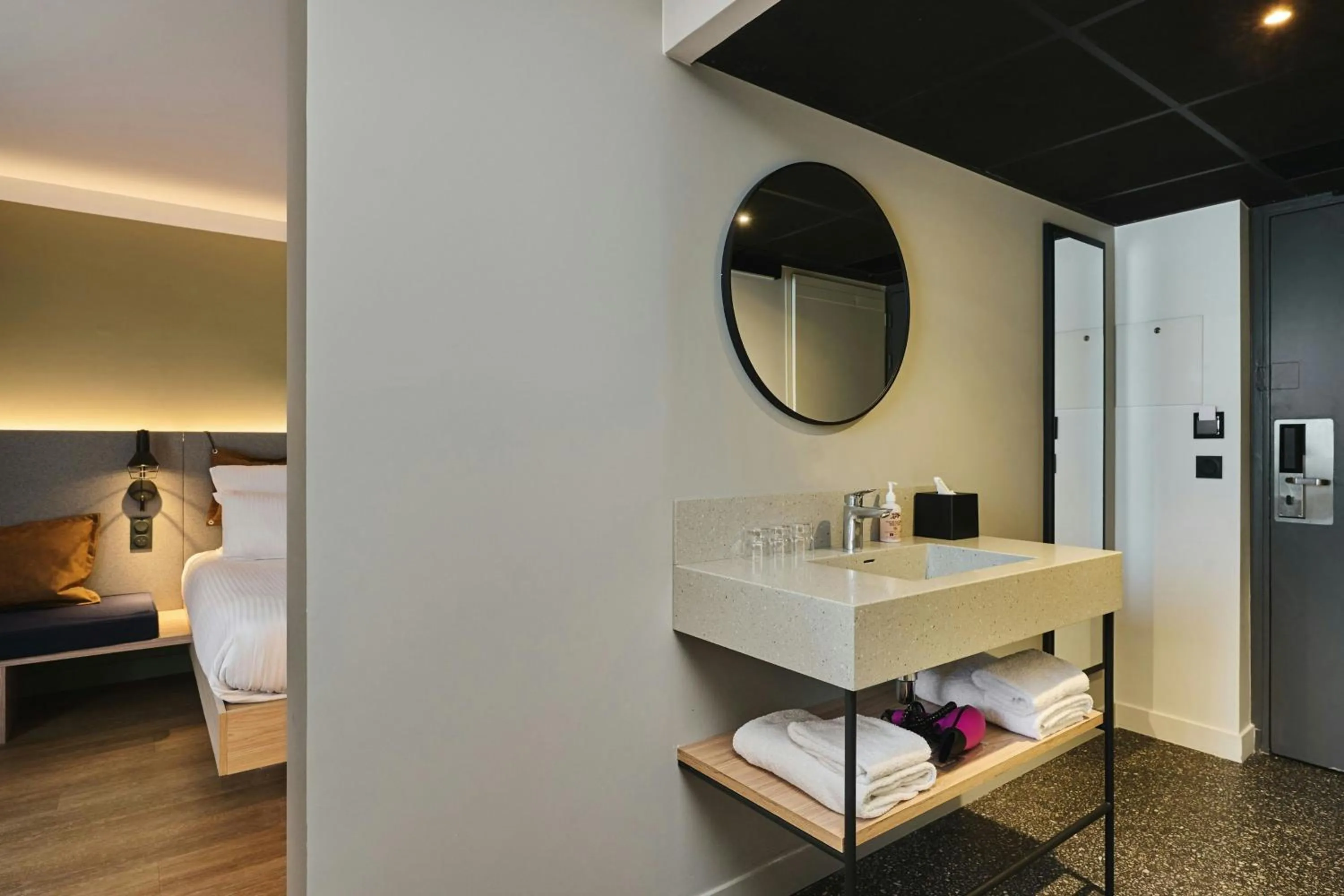 Photo of the whole room, Bed in Moxy Annecy