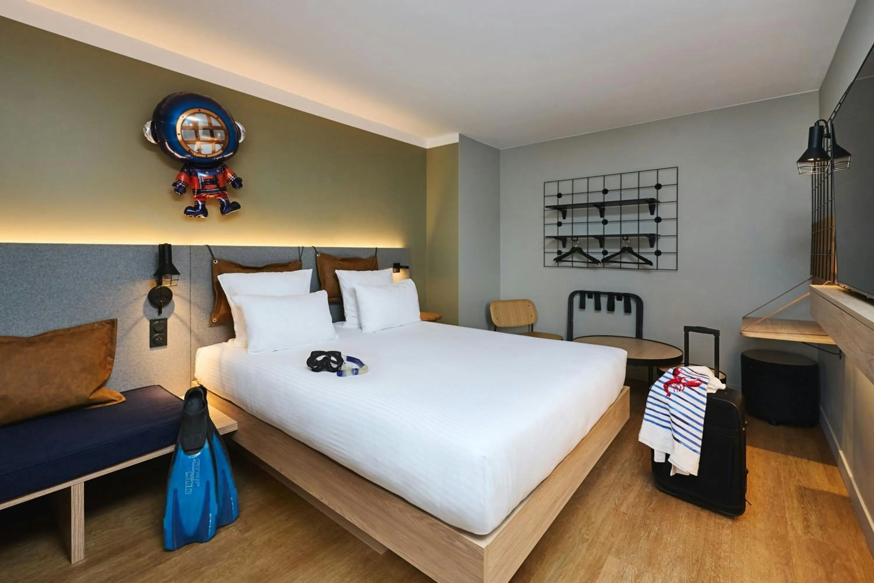 Photo of the whole room, Bed in Moxy Annecy