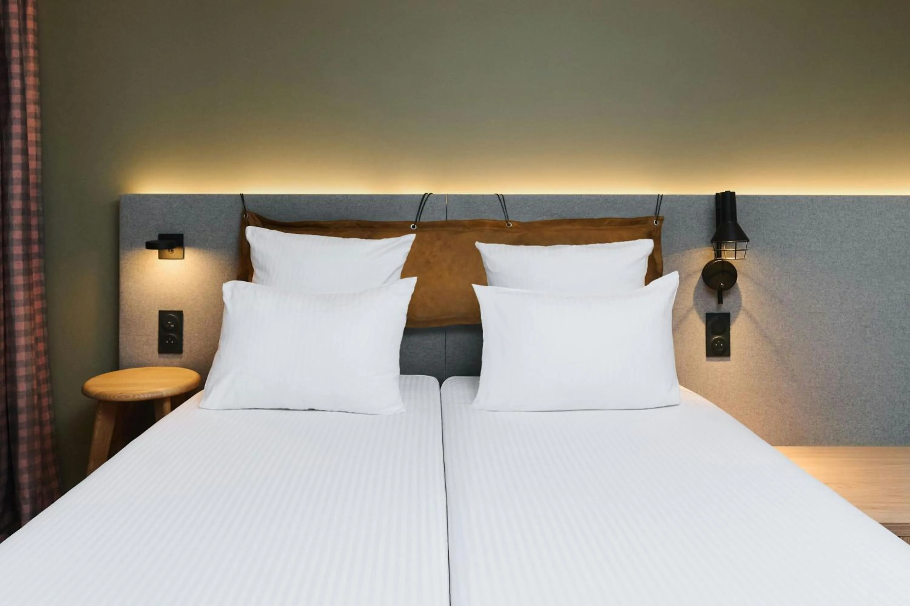 Photo of the whole room, Bed in Moxy Annecy