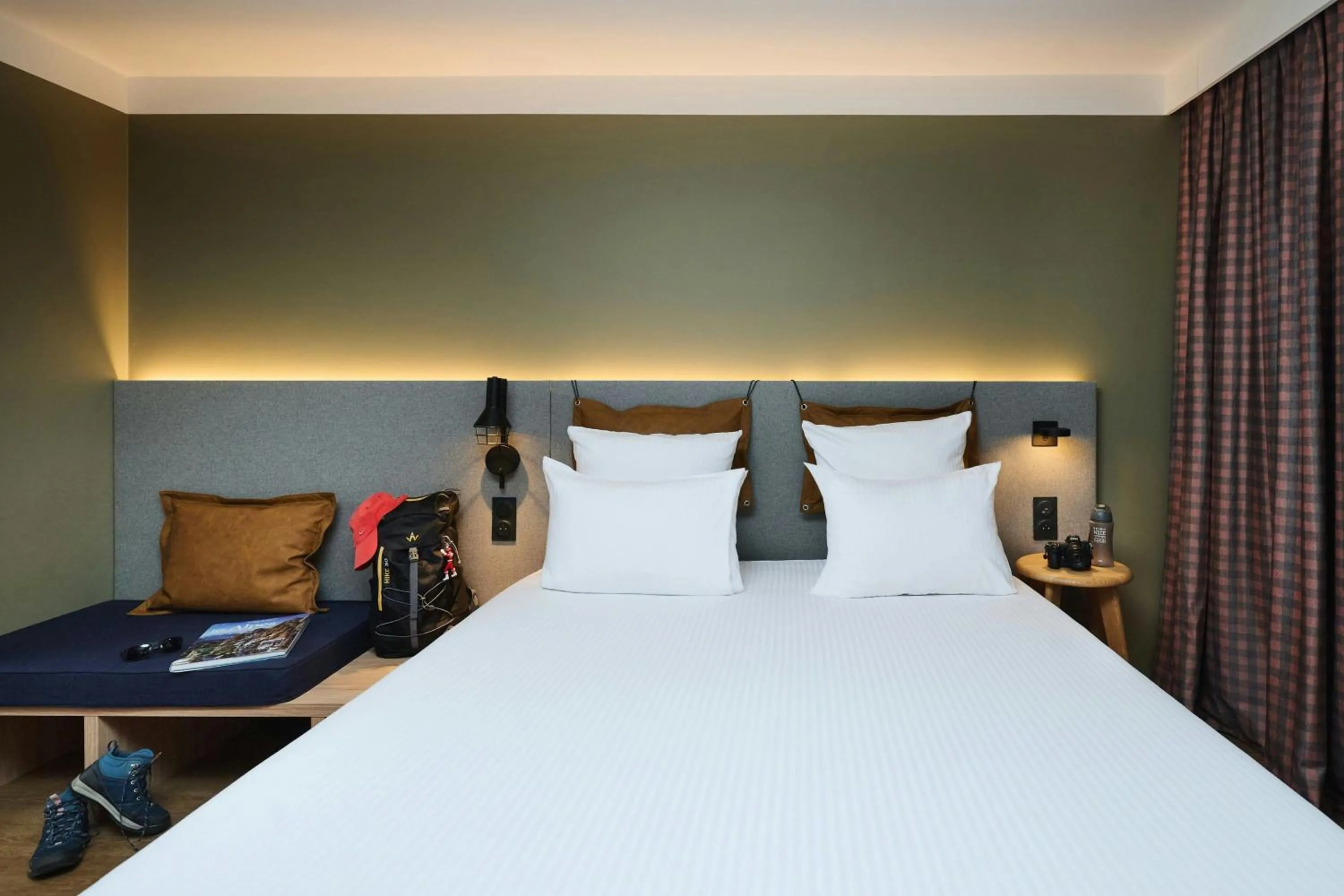 Photo of the whole room, Bed in Moxy Annecy