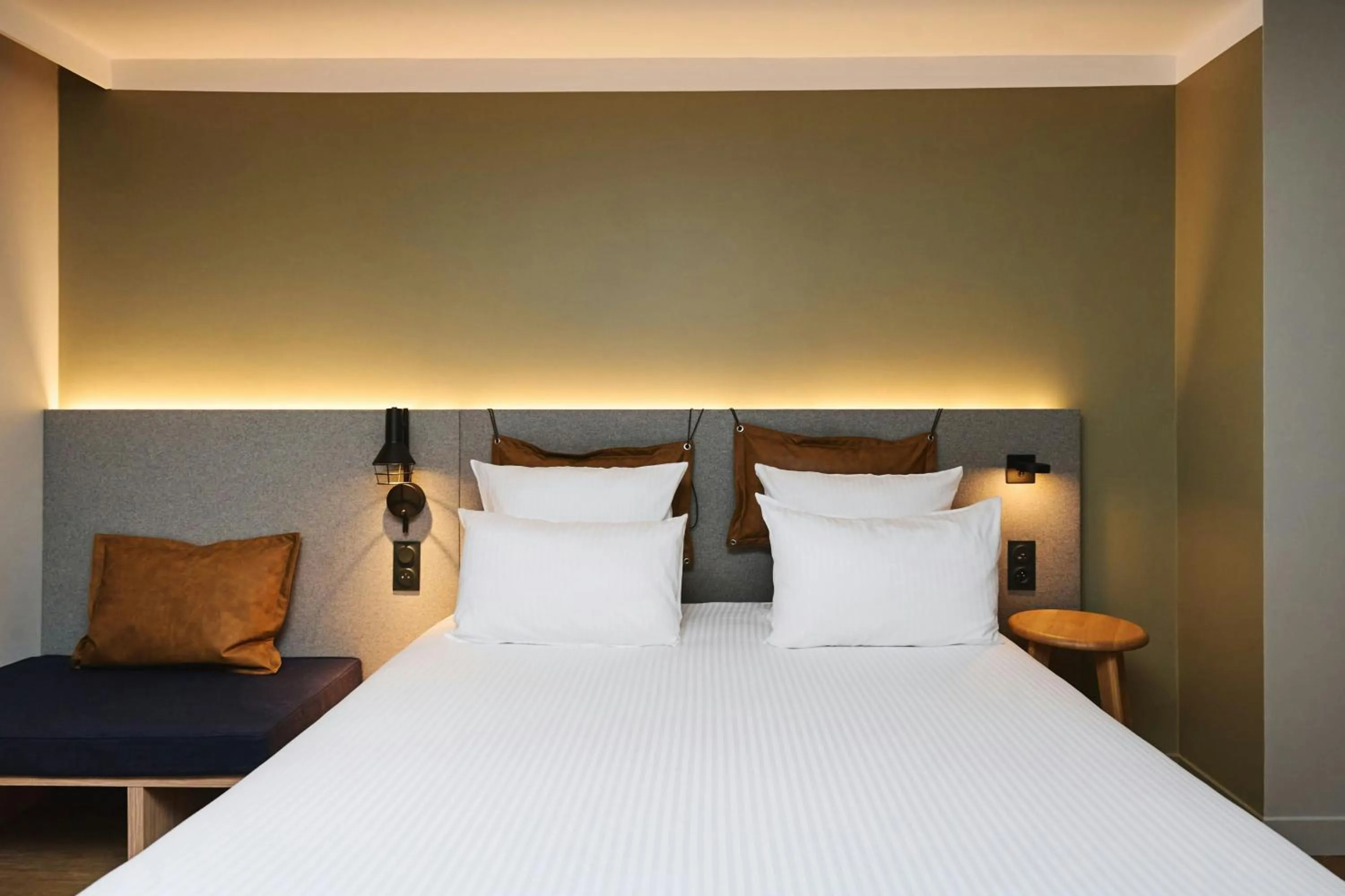 Photo of the whole room, Bed in Moxy Annecy
