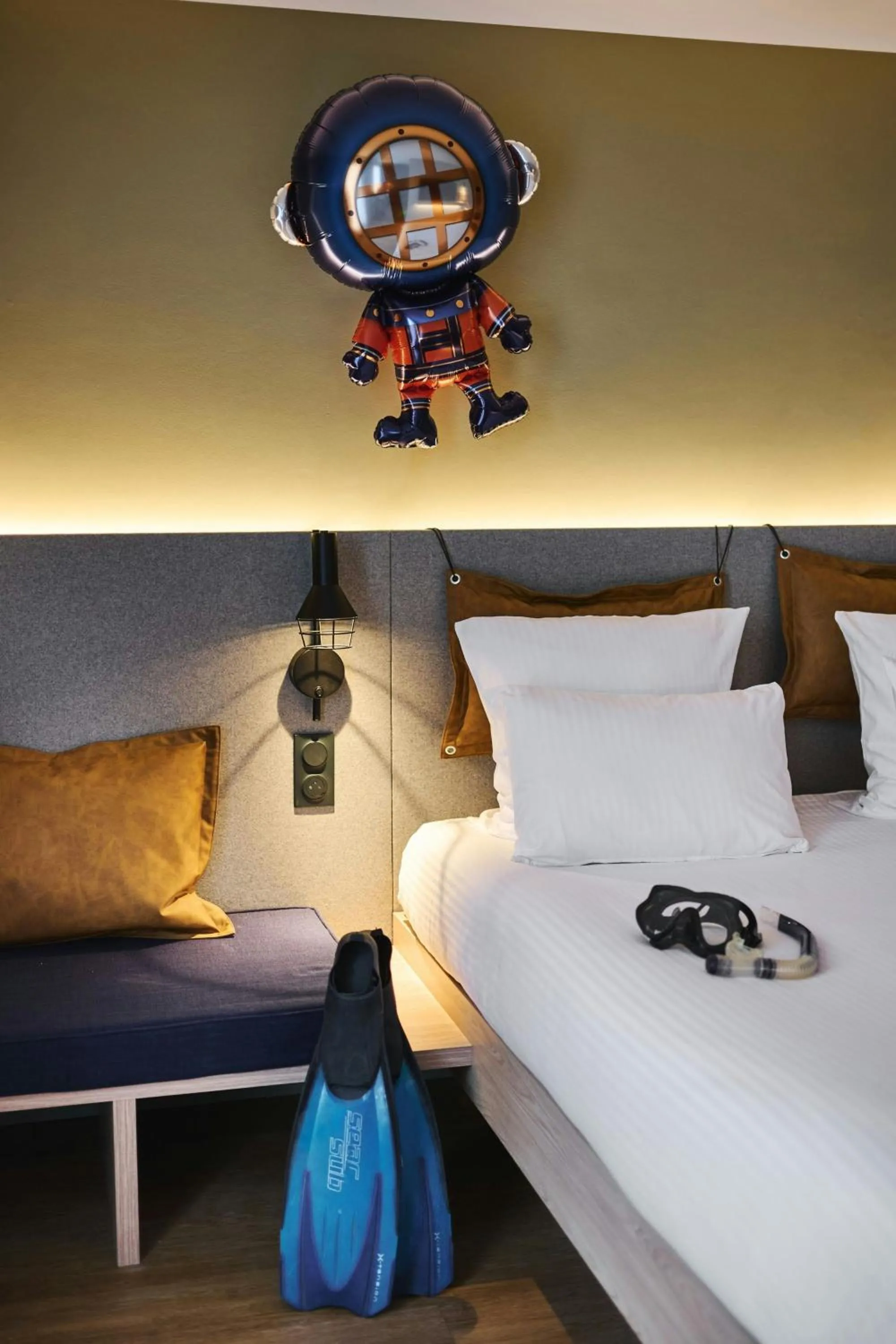 Photo of the whole room, Bed in Moxy Annecy