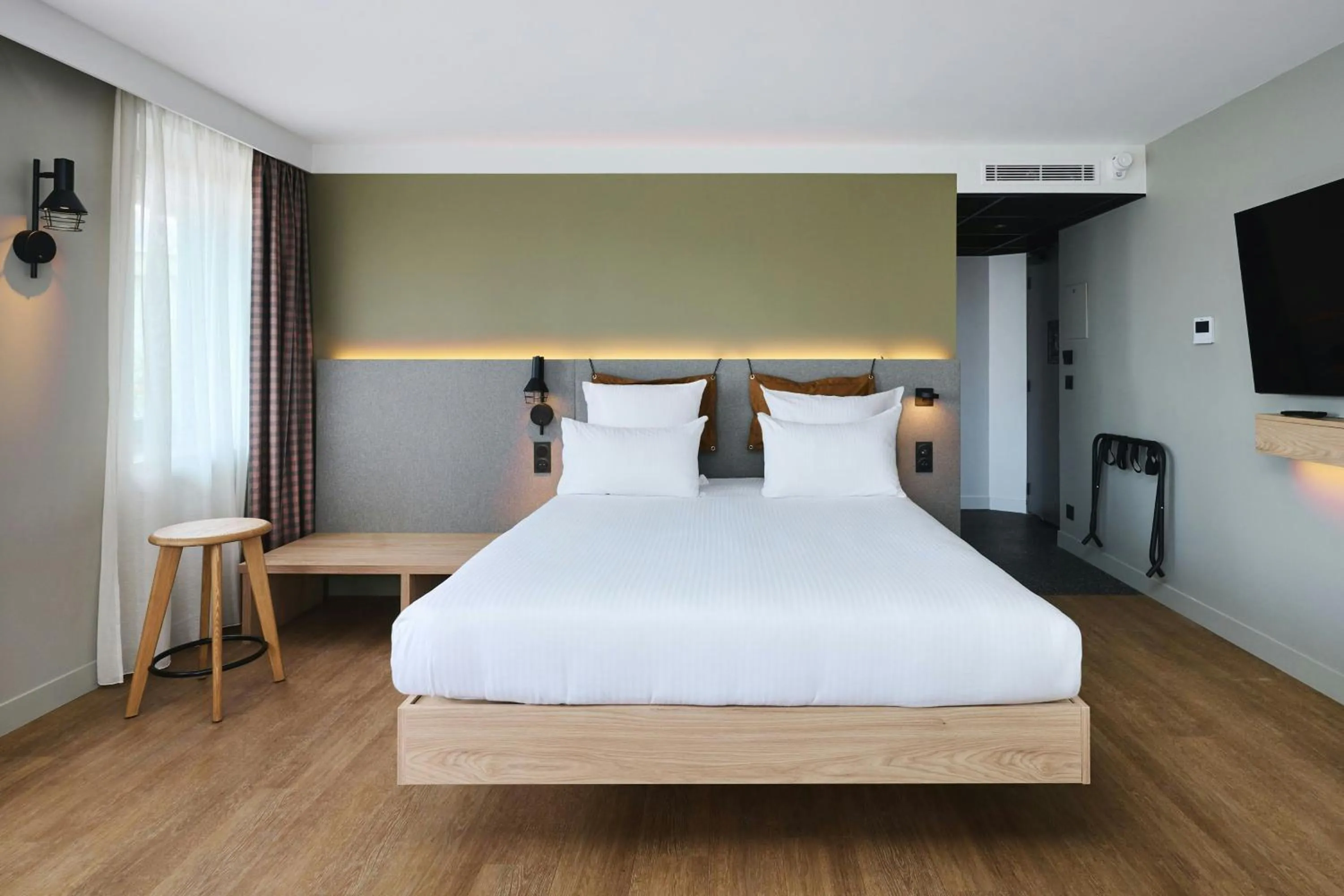 Photo of the whole room, Bed in Moxy Annecy