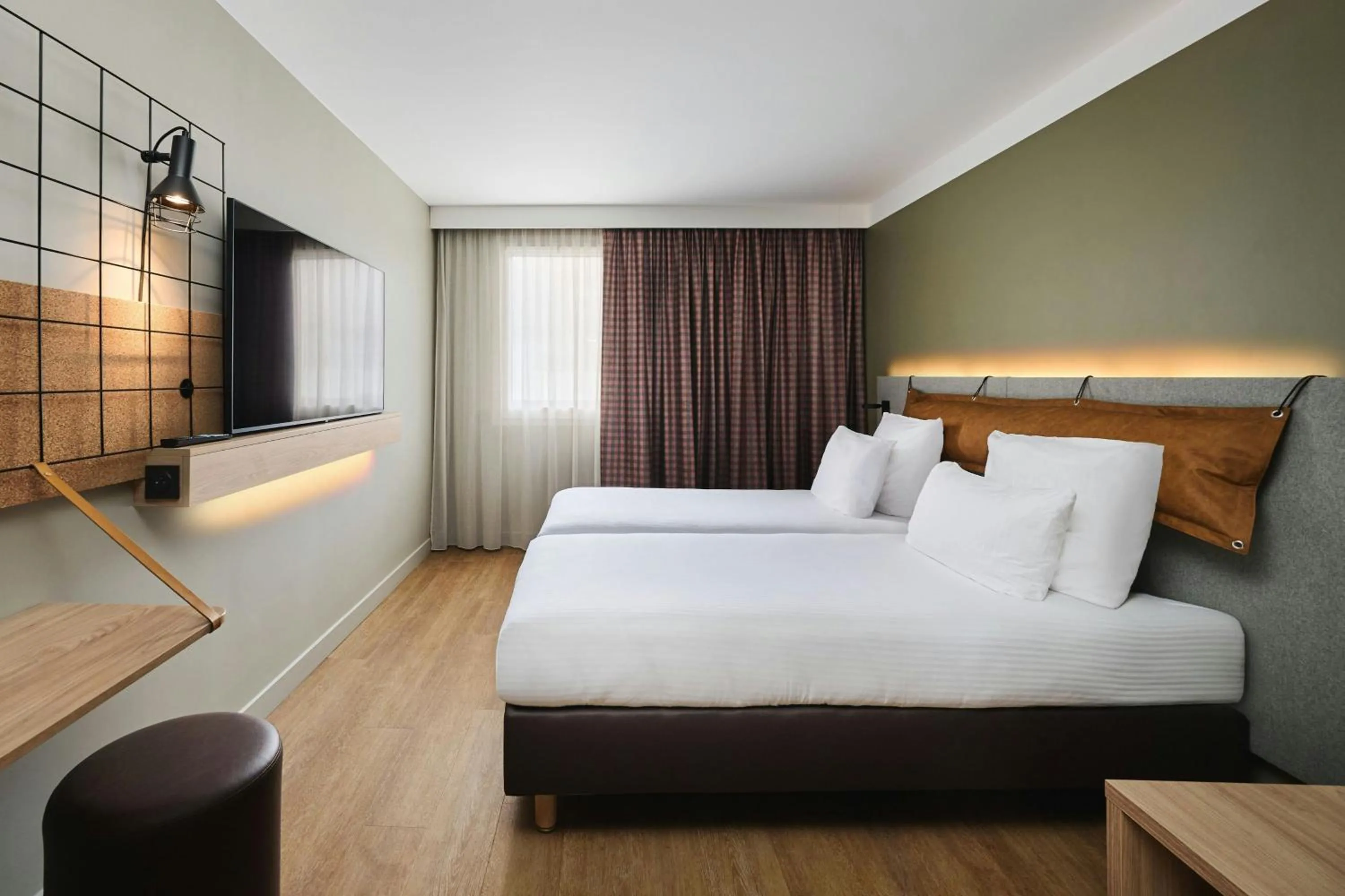Photo of the whole room, Bed in Moxy Annecy