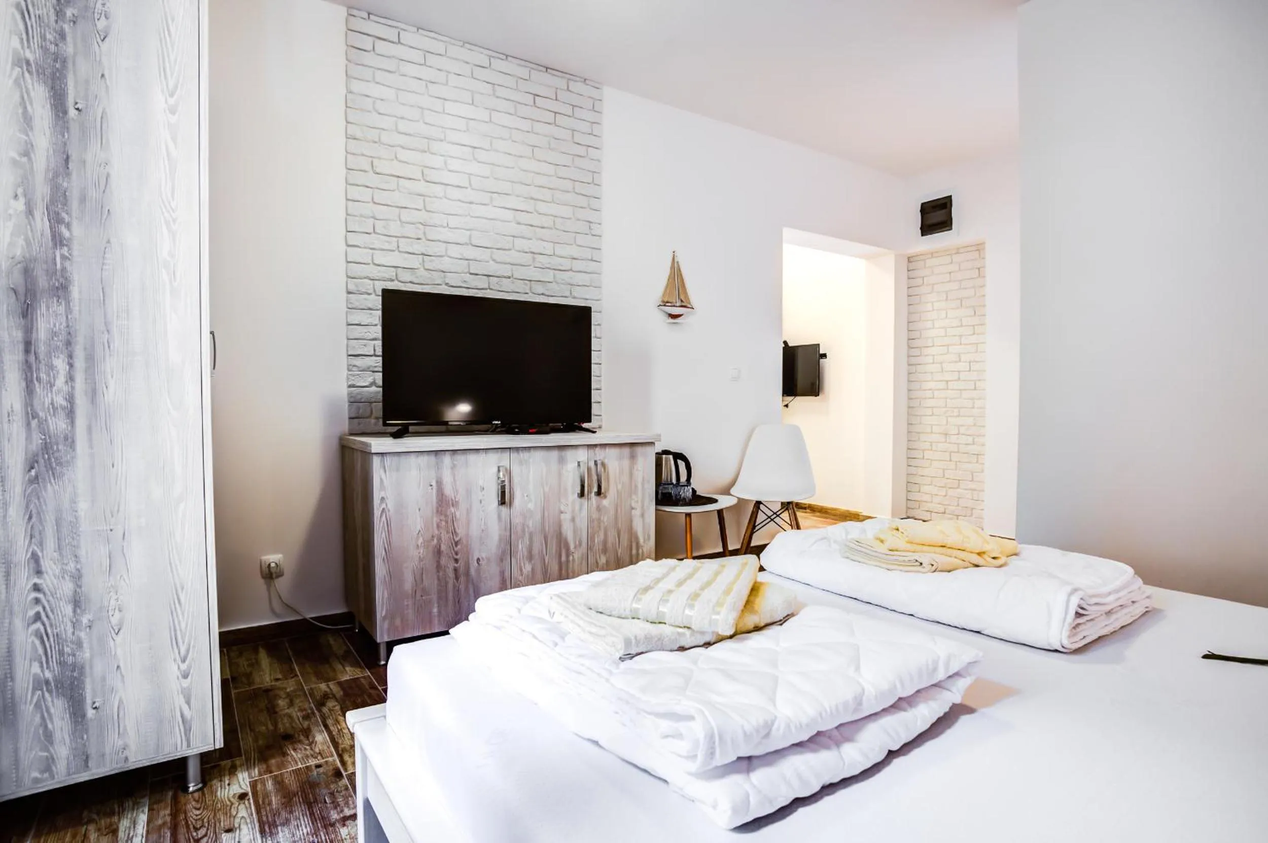 Communal lounge/ TV room, Bed in Hotel Sara