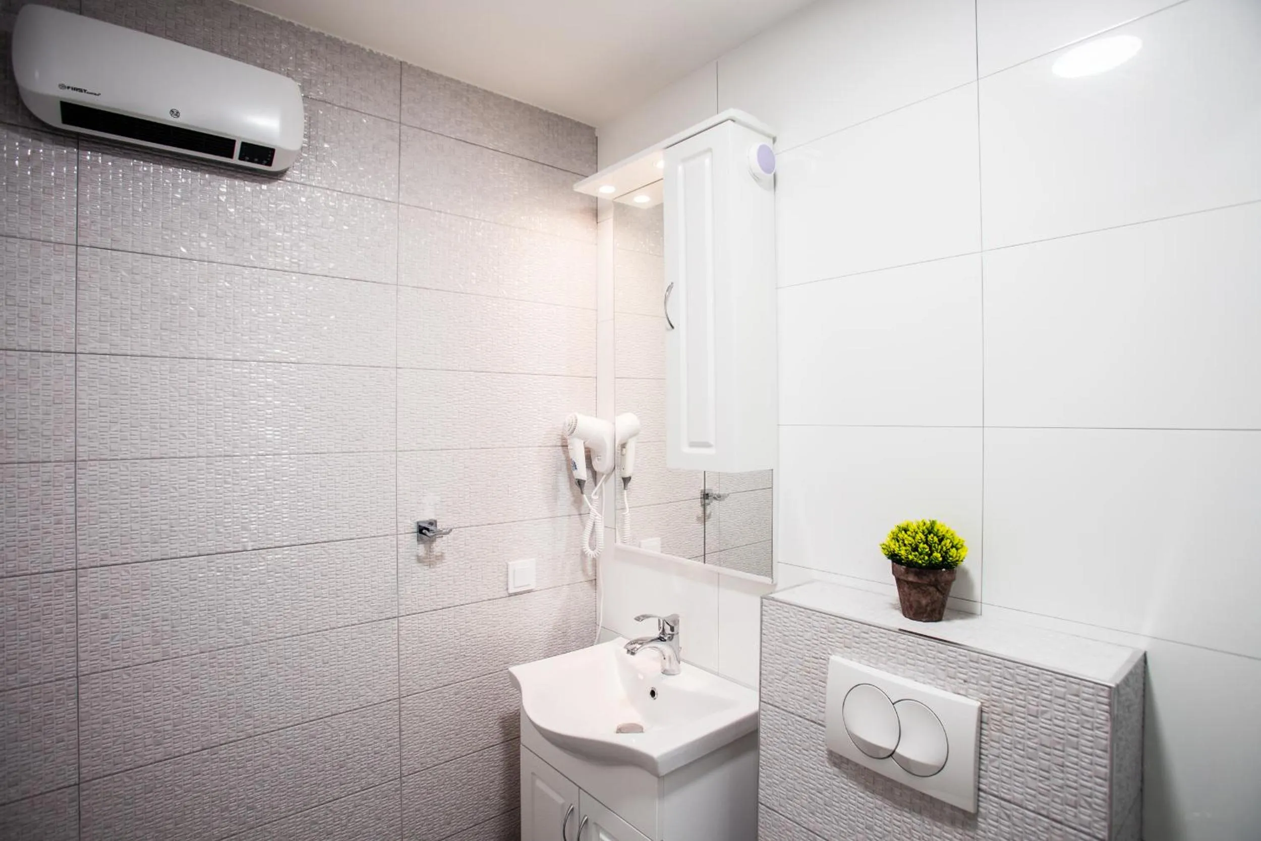 Shower in Hotel Sara