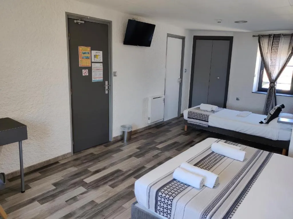 Photo of the whole room, Bed in LES VOYAGEURS