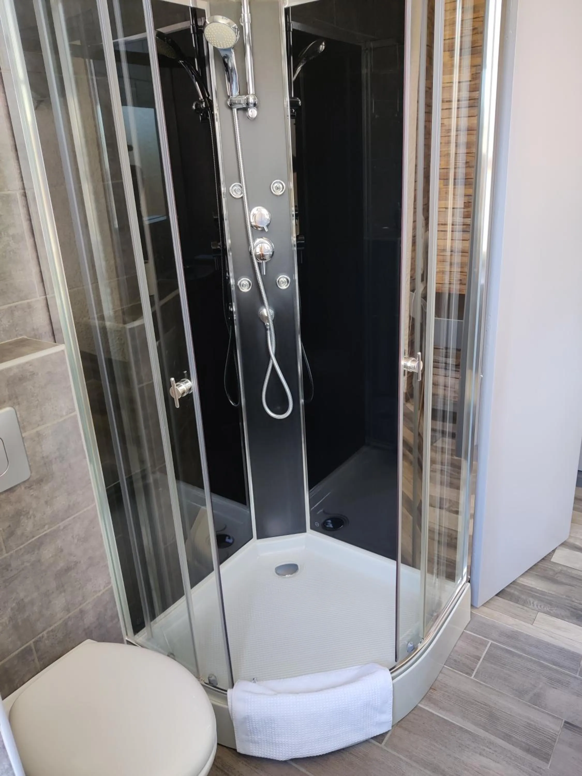 Bathroom in LES VOYAGEURS