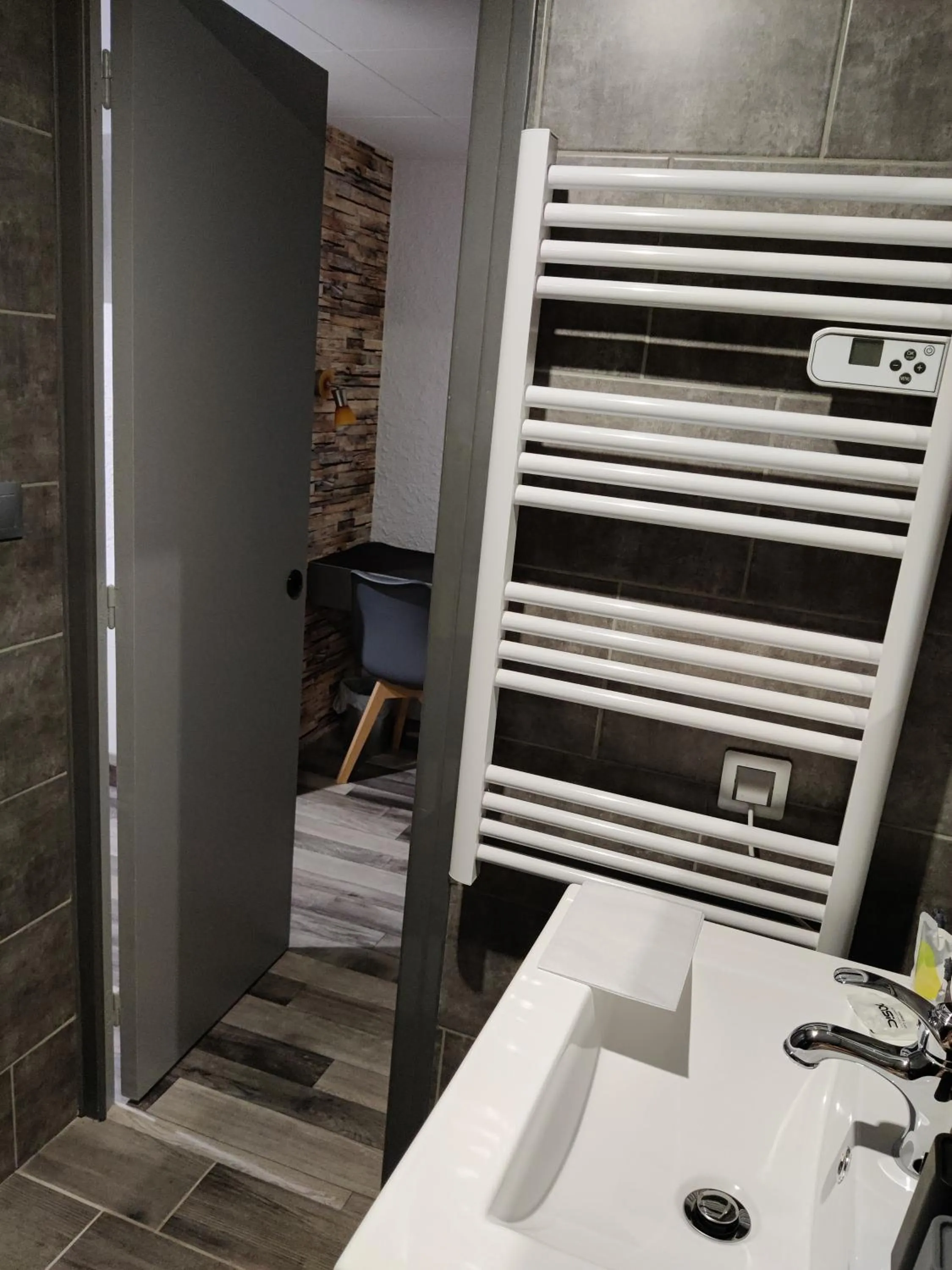 Bathroom in LES VOYAGEURS