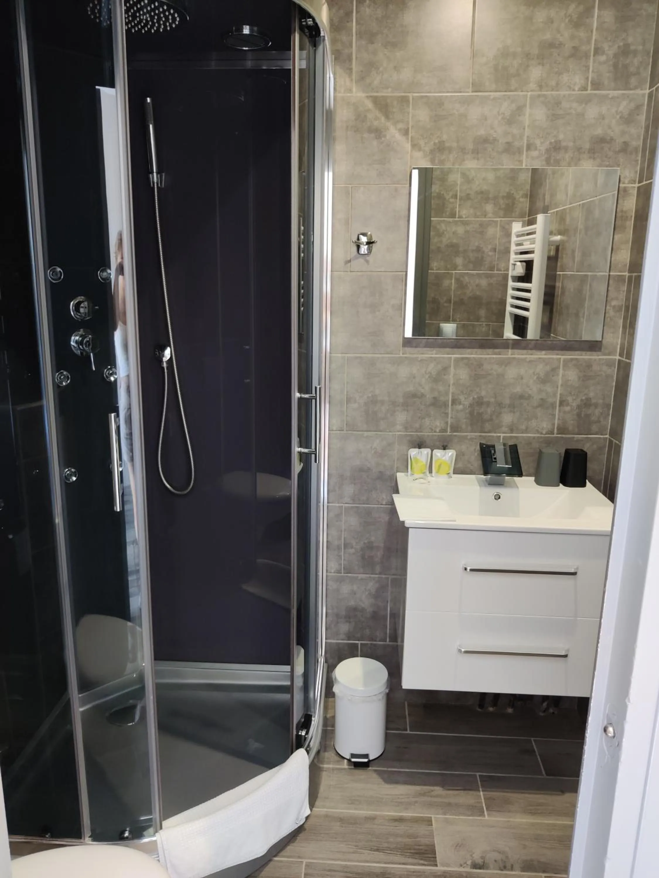 Bathroom in LES VOYAGEURS