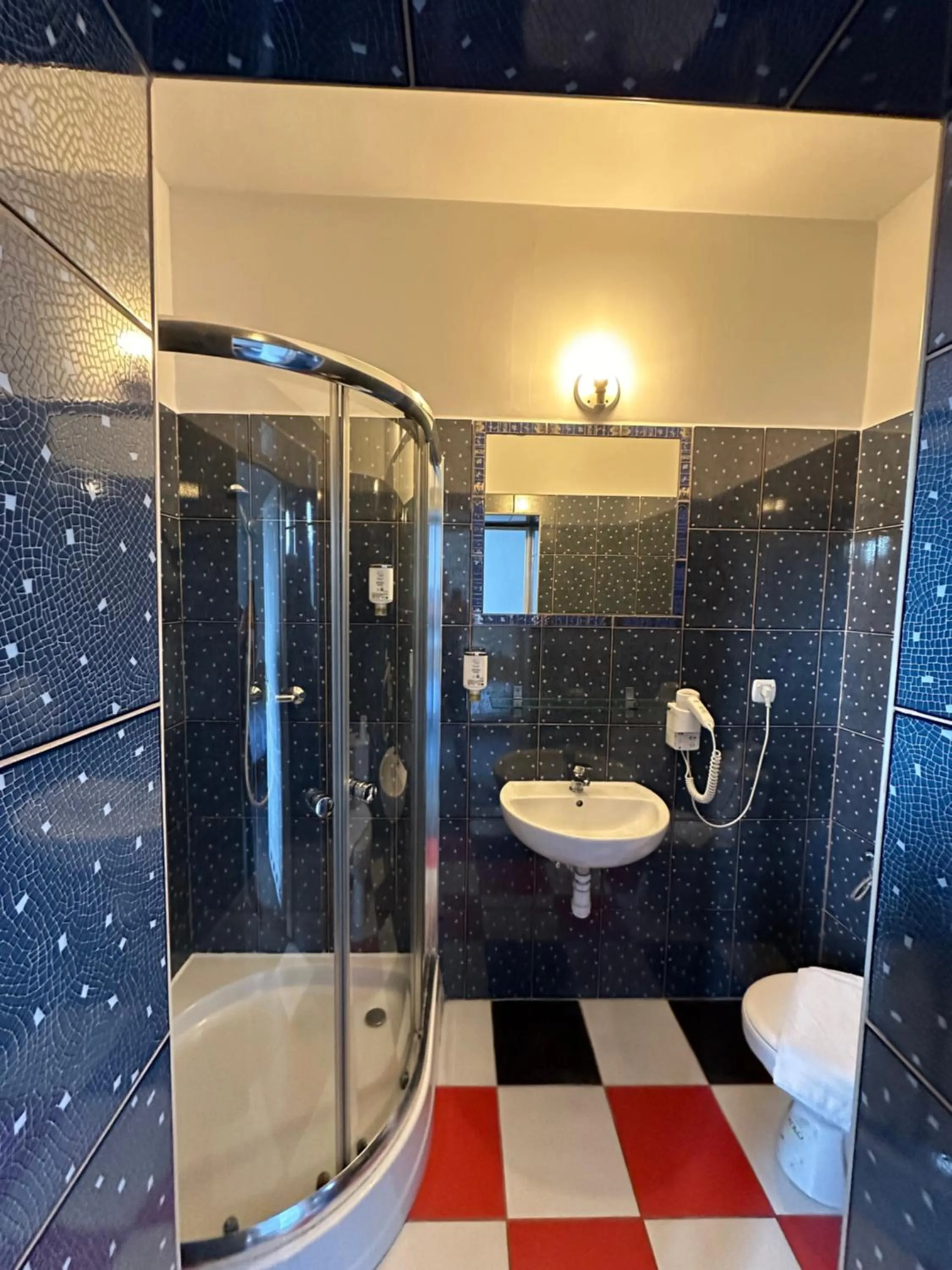 Shower in Lezzet PG B&B &TurkishRestaurant