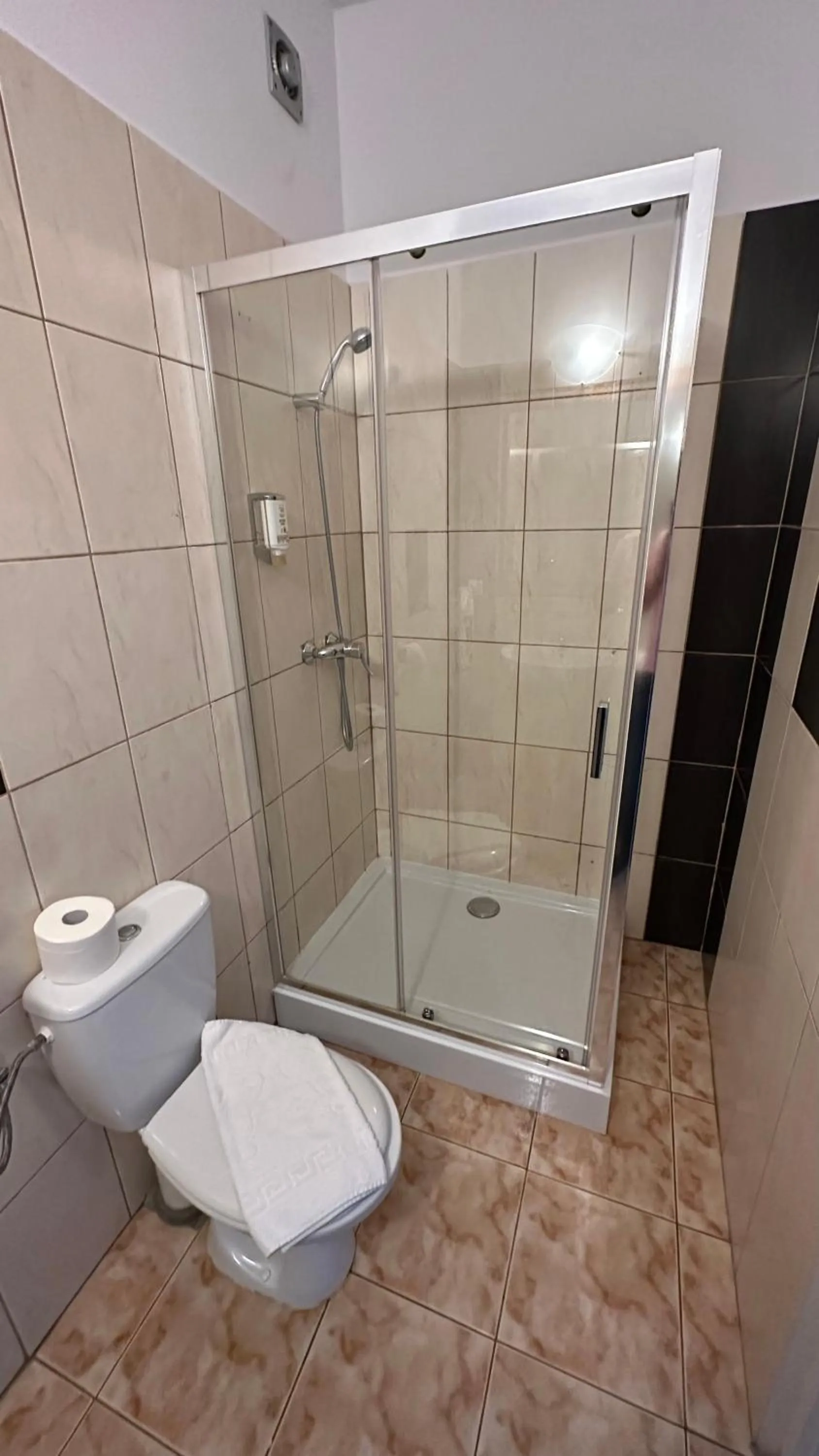 Shower in Lezzet PG B&B &TurkishRestaurant