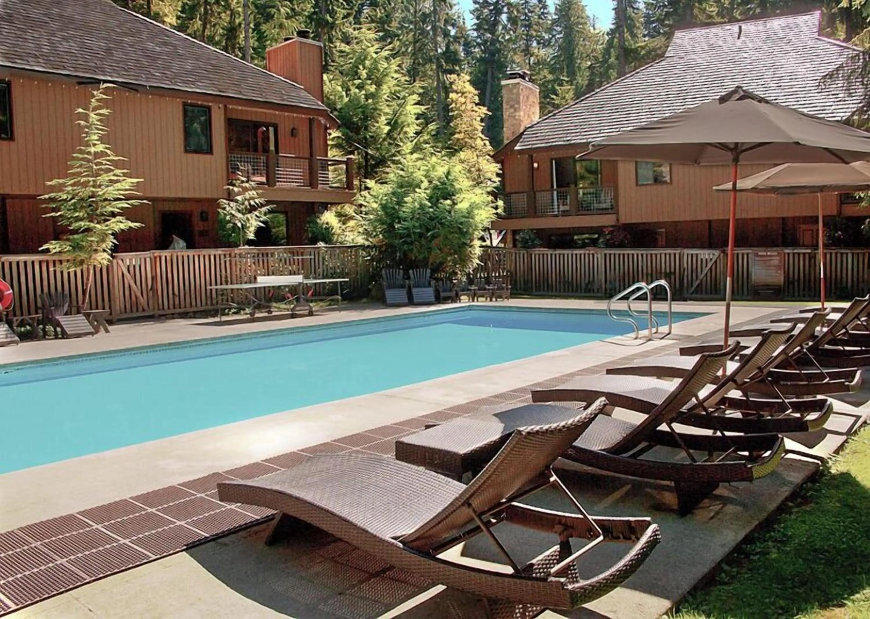 Swimming pool in LOGE Alta Crystal