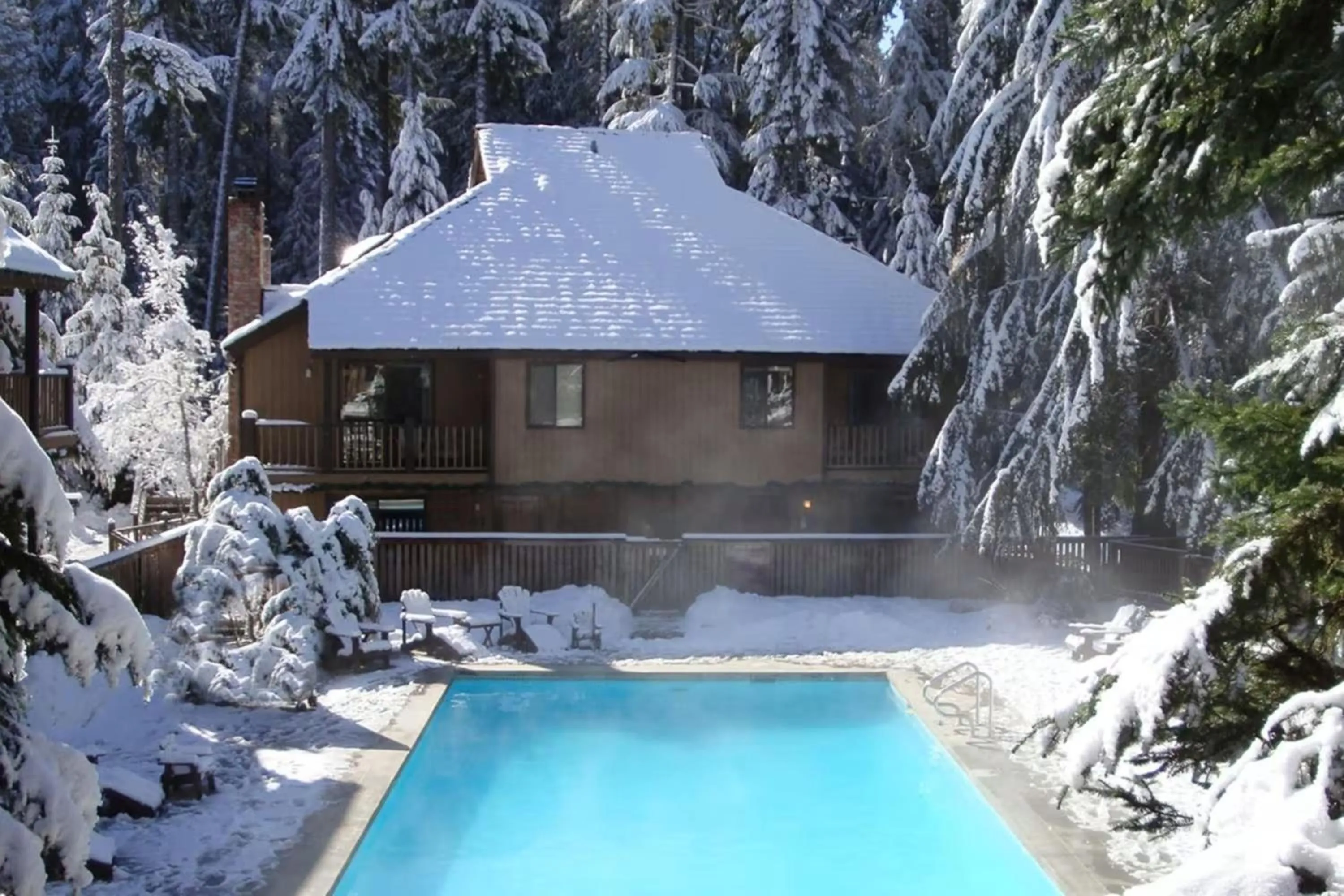 Swimming pool in LOGE Alta Crystal